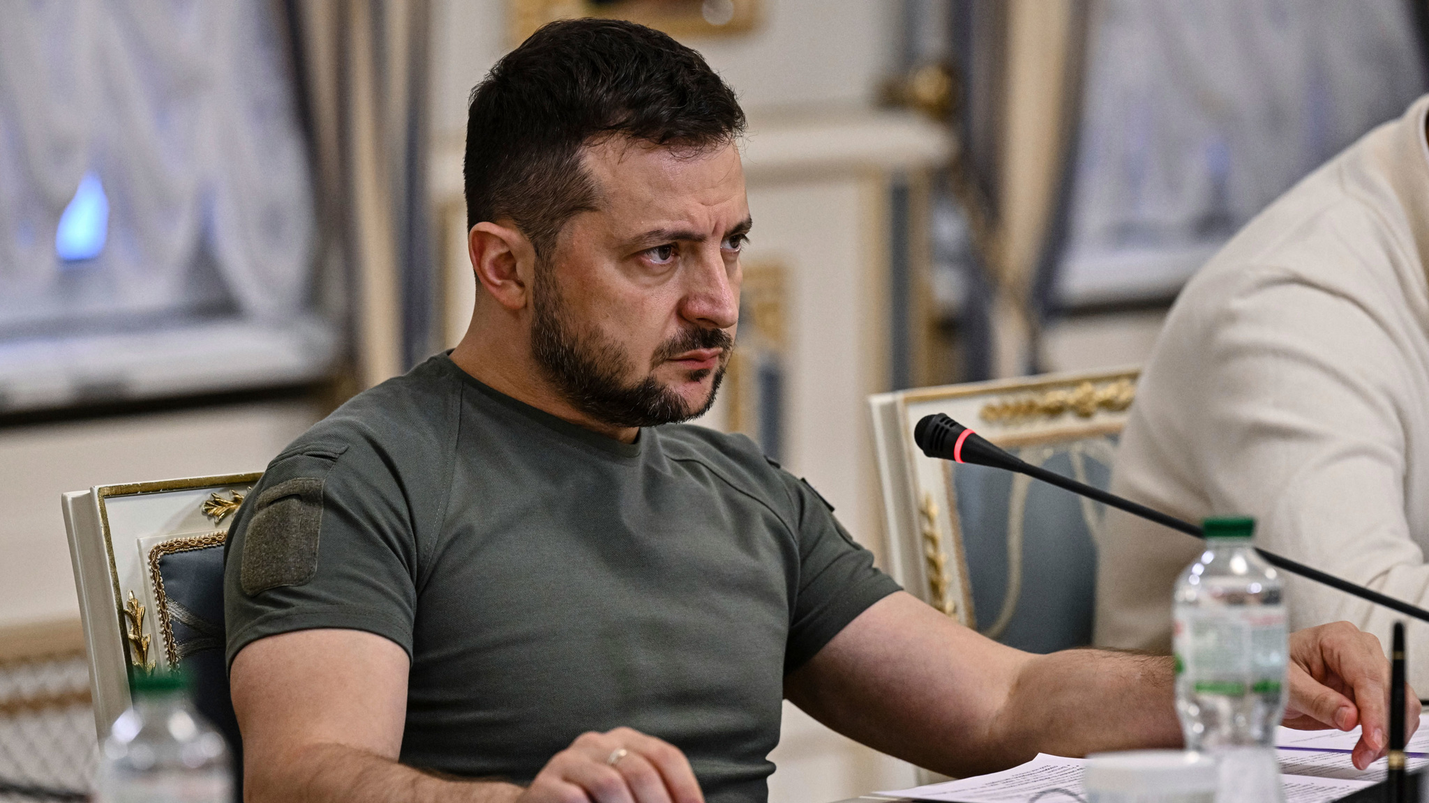 Рядом с Зеленским уже не видно его высокопоставленной свиты