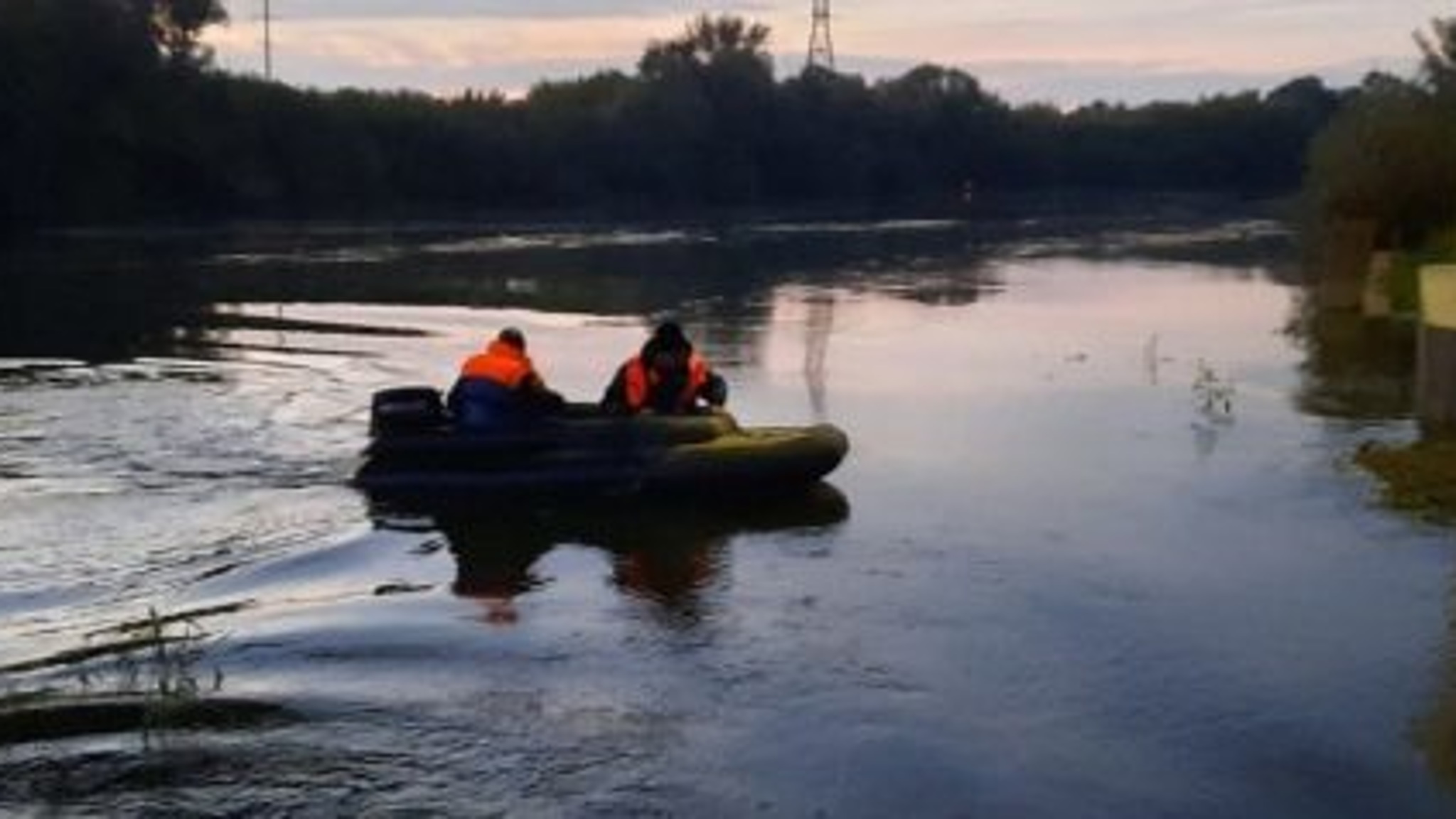 В Пензе две девочки застряли в лодке посреди реки