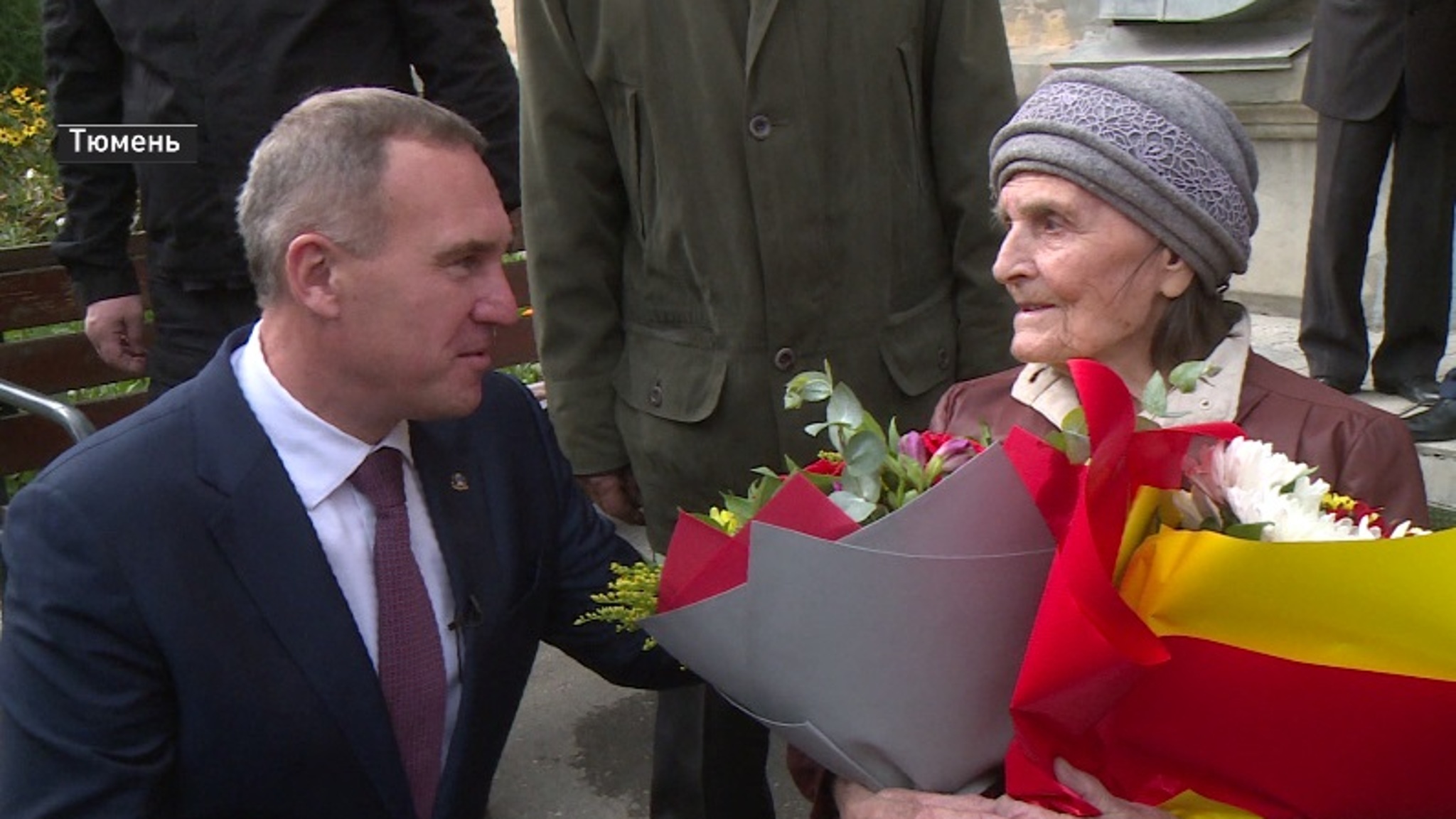 Тюменского ветерана торжественно поздравили со 100-летним юбилеем