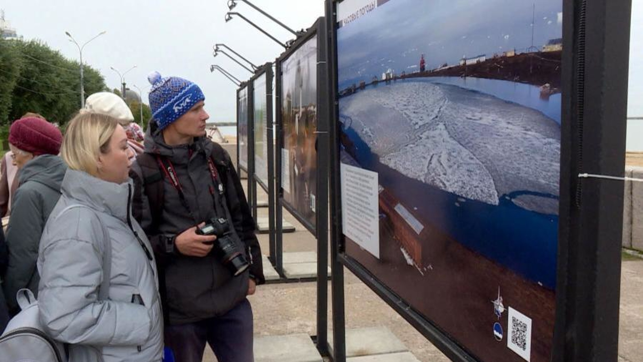 В Архангельске на площади Мира открылась уличная фотовыставка "Часовые погоды"