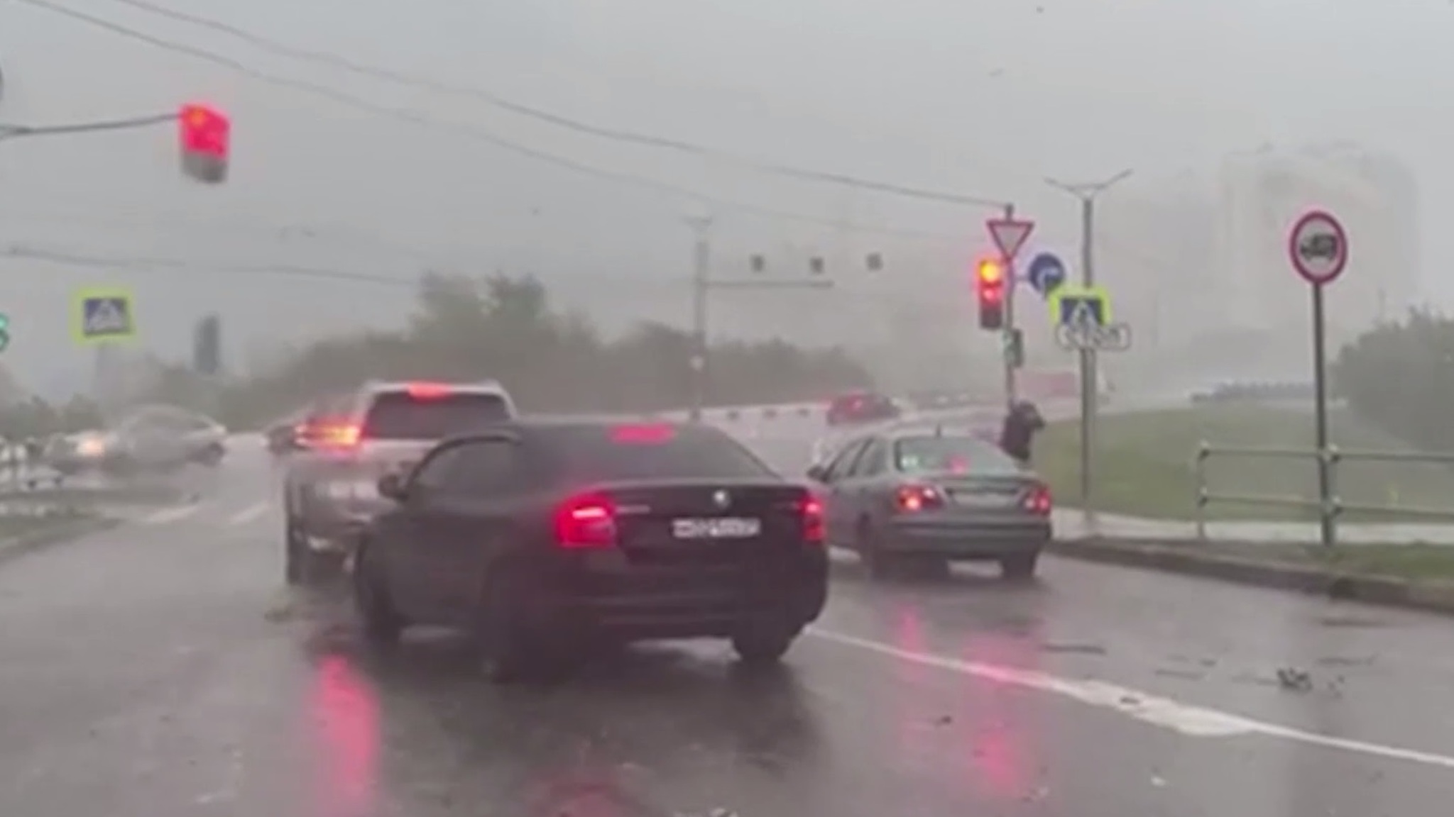 В Чебоксарах во время урагана двое детей пострадали из-за упавшего рекламного щита