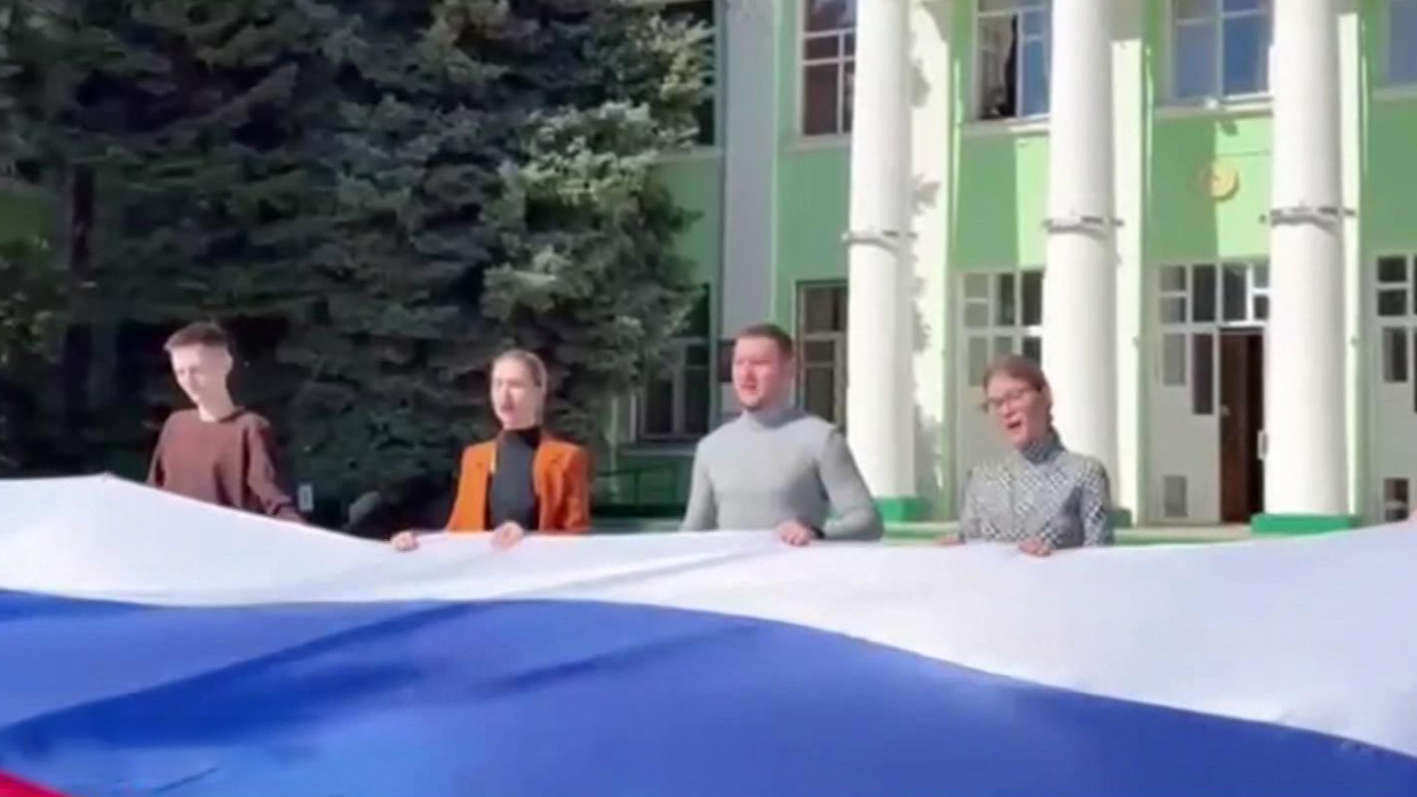 В Херсонской области выстроились очереди из желающих проголосовать