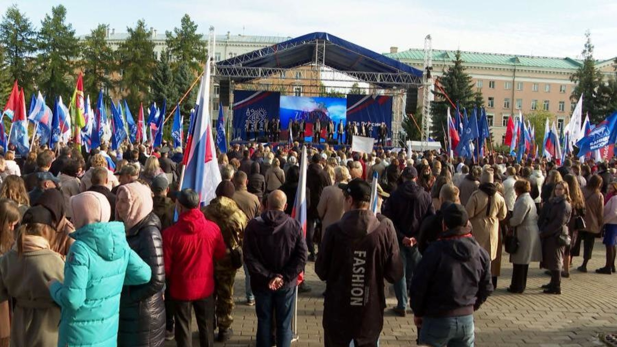 В Архангельске состоялся концерт "Своих не бросаем"