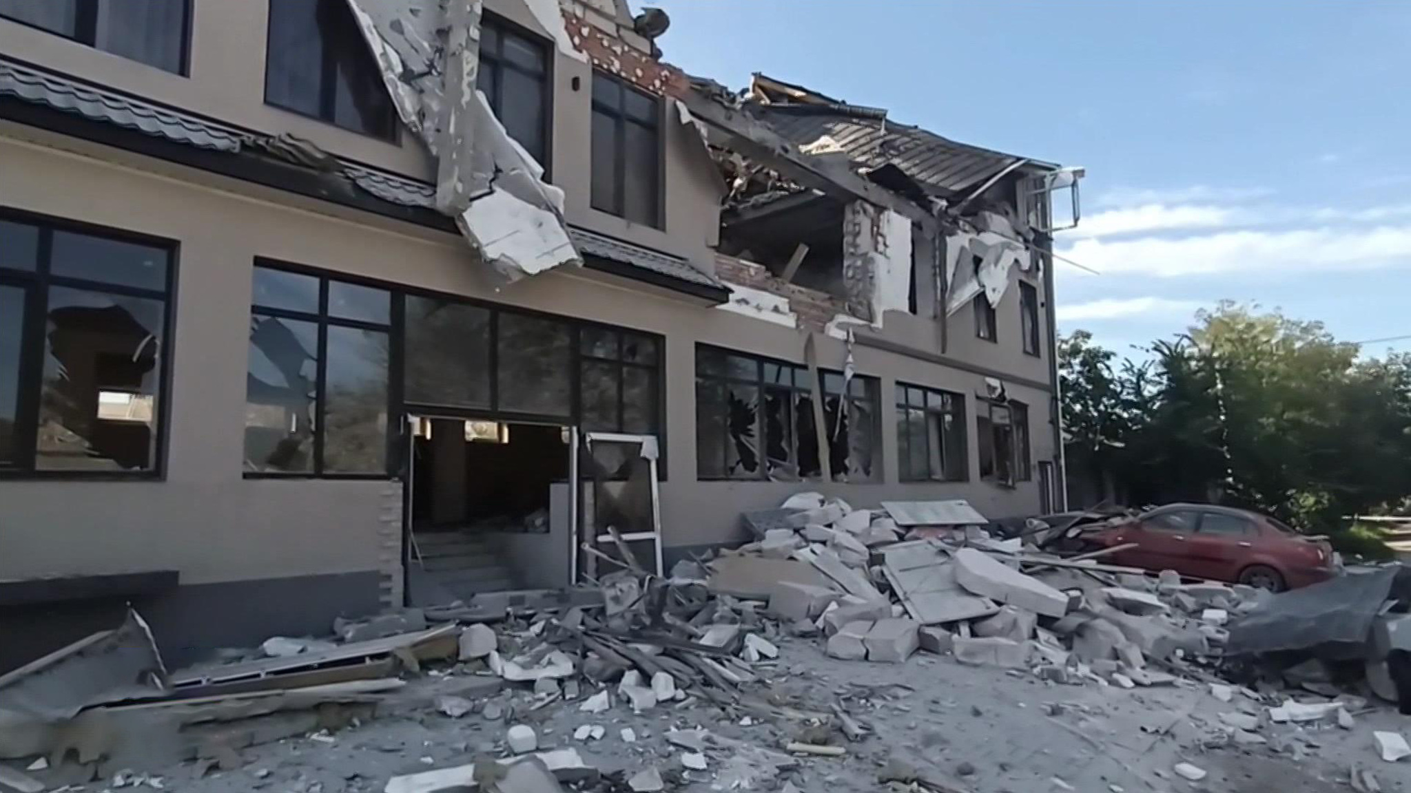 Удар из HIMARS пришелся прямо по центру здания гостиницы в Херсоне