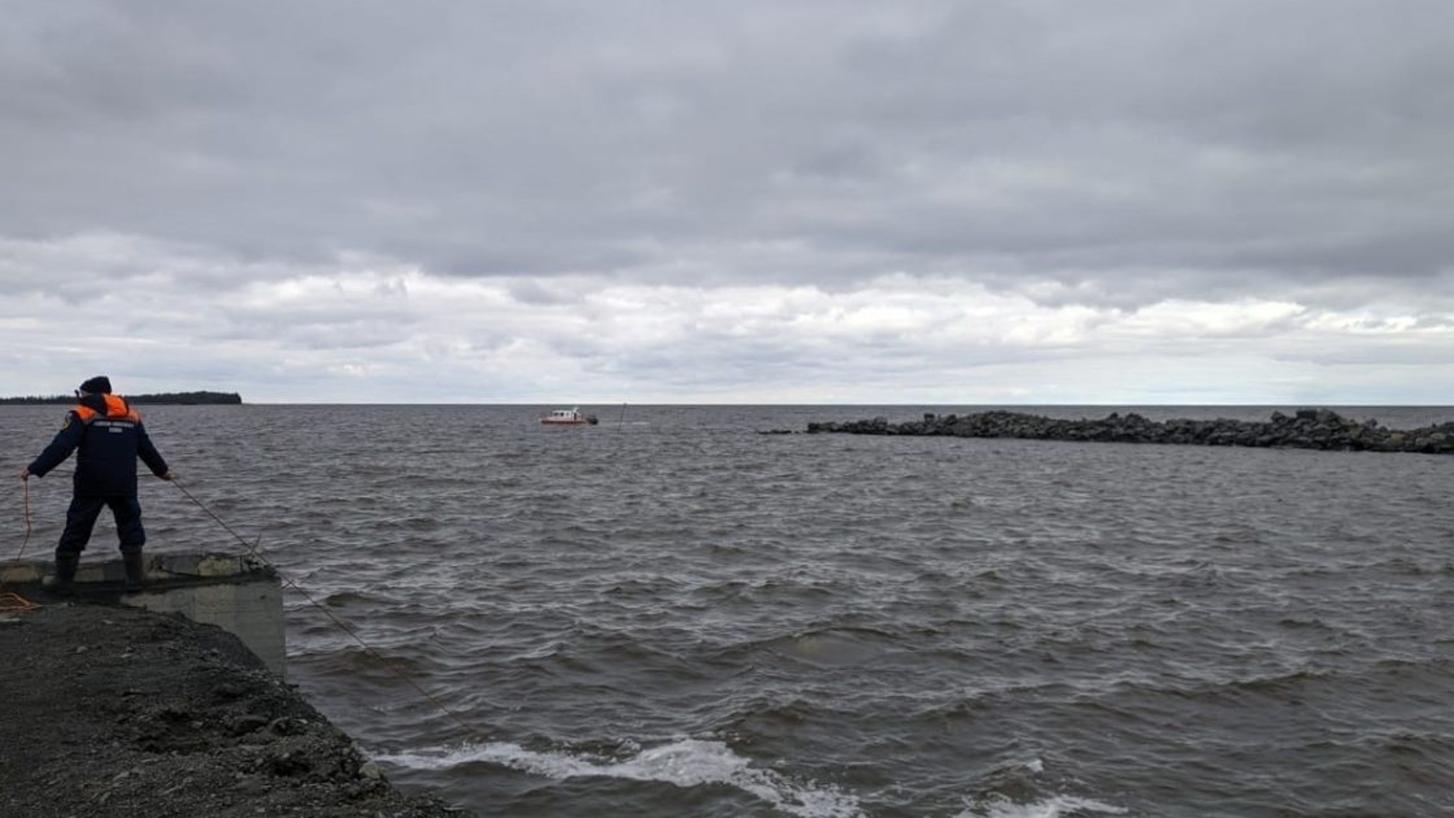 В Онежском озере перевернулась лодка, в которой находились семь человек