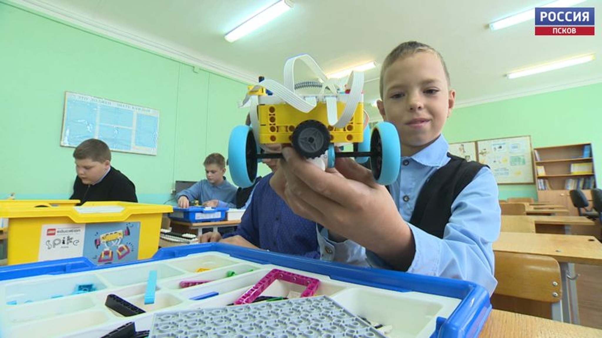 Красногородские школьники проводят опыты с помощью современных технологий