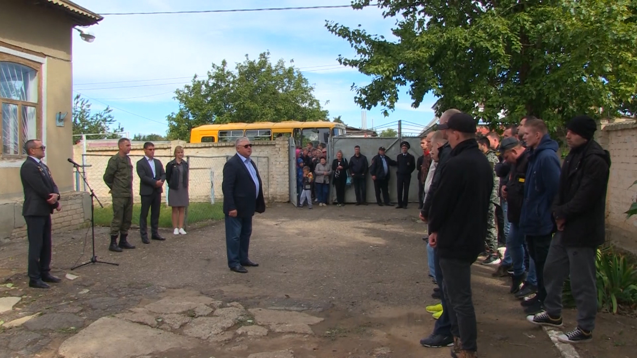 В Волгоградской области мобилизованных проводили в учебные центры Министерства обороны РФ