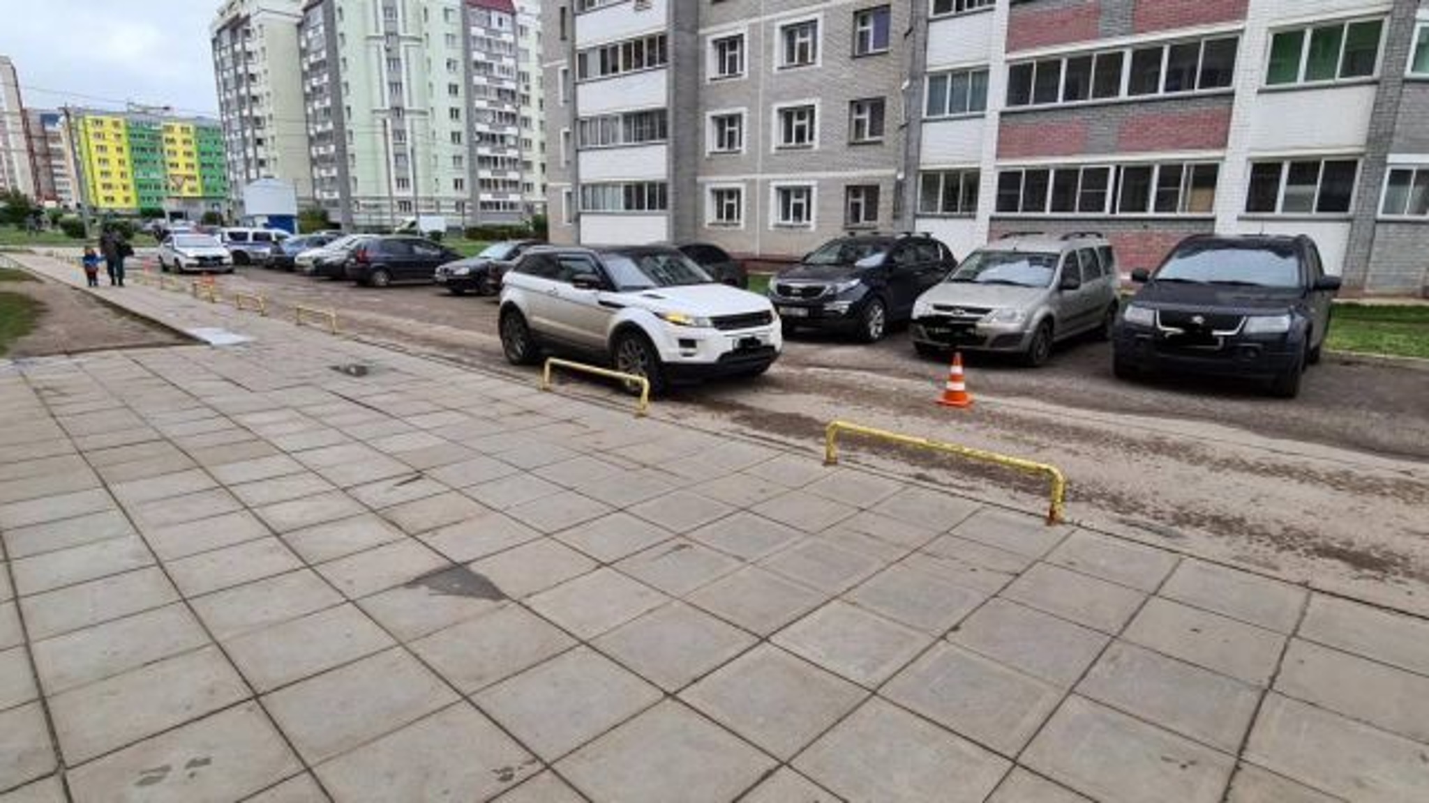 Land Rover сбил 10-летнего мальчика напротив школы в Чистых прудах