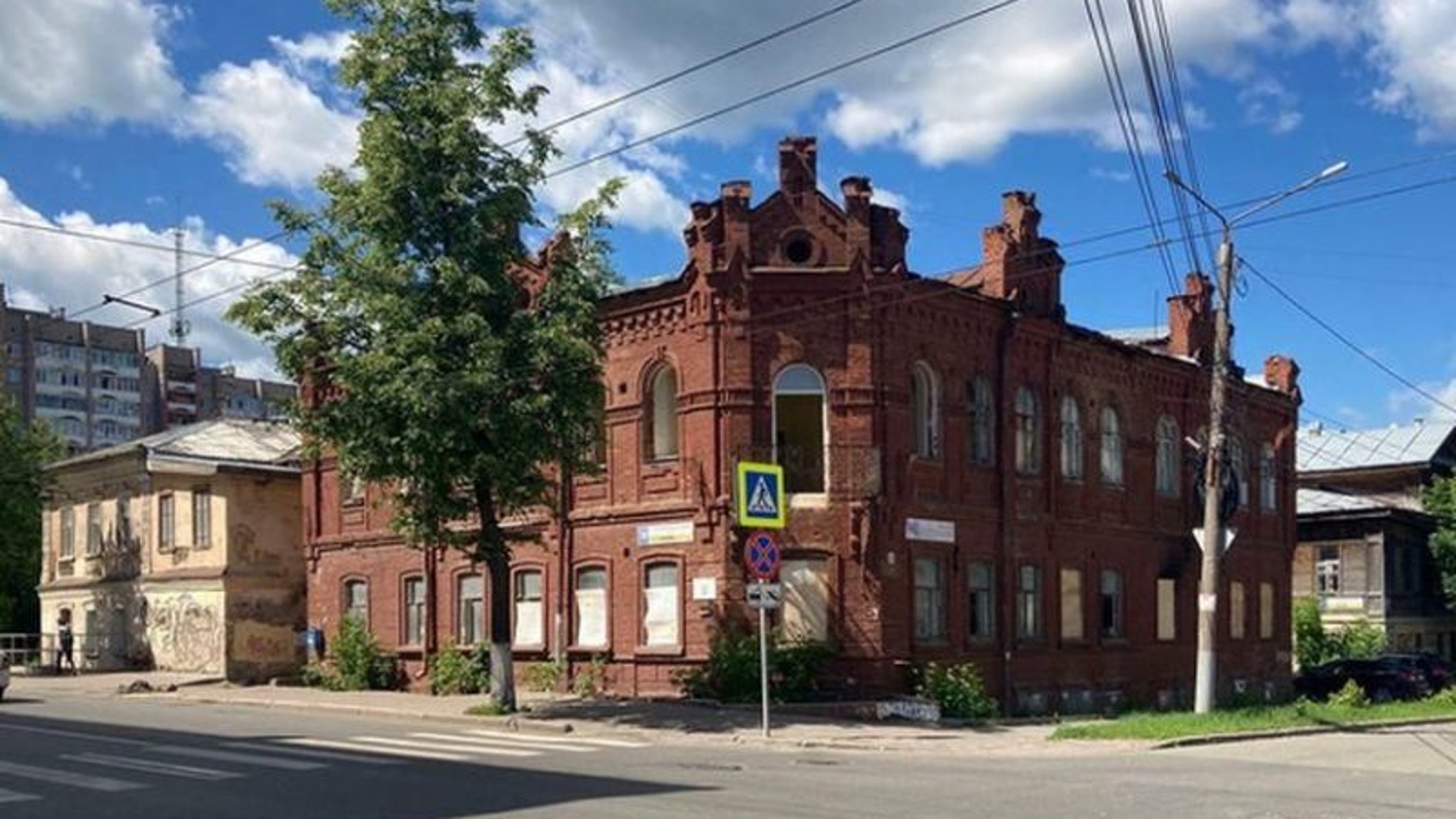 Кировская прокуратура через суд требует законсервировать флигель и дом Ездакова