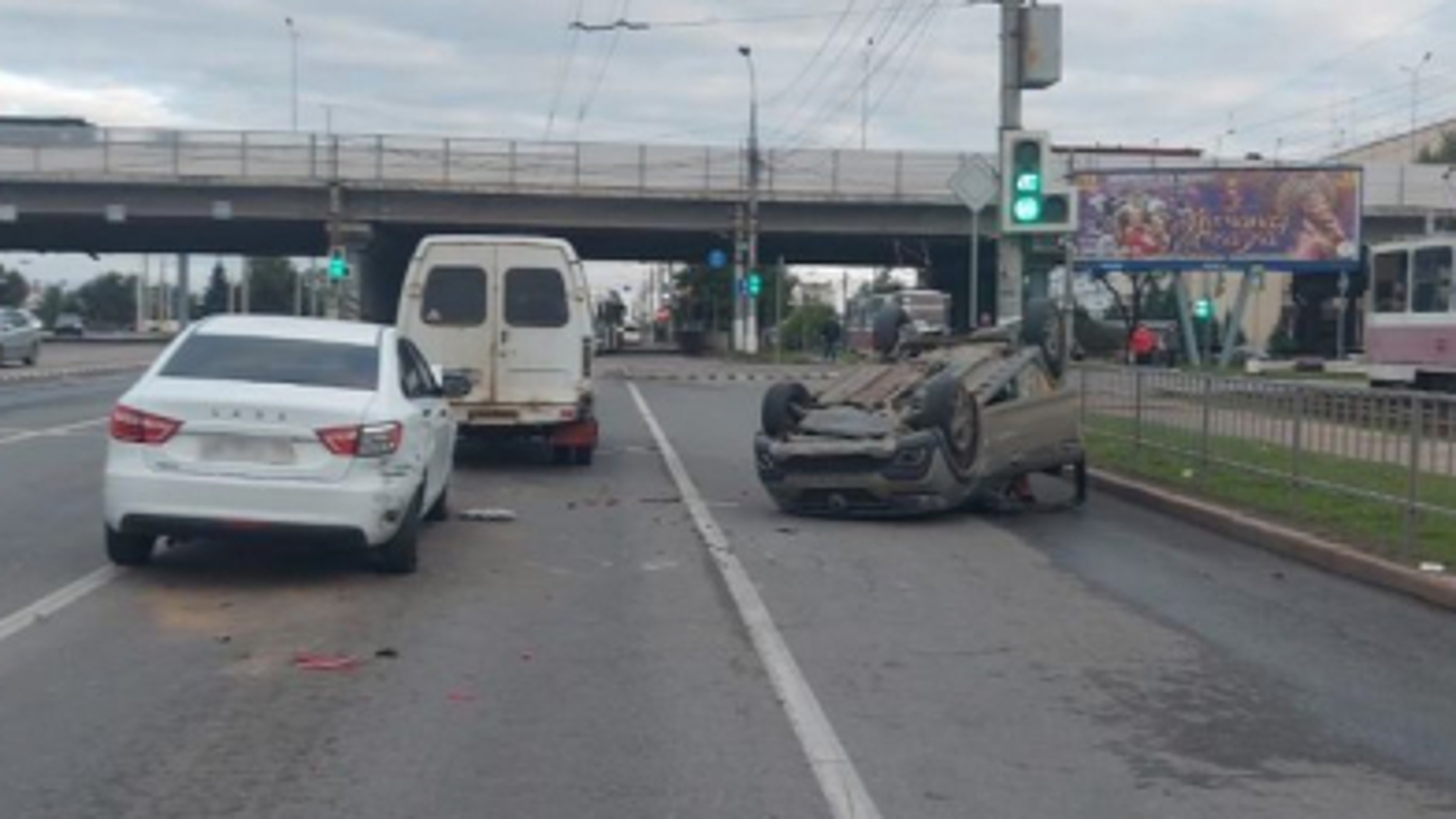Волгоградские полицейские сообщили о ДТП с перевернувшимся Renault Logan