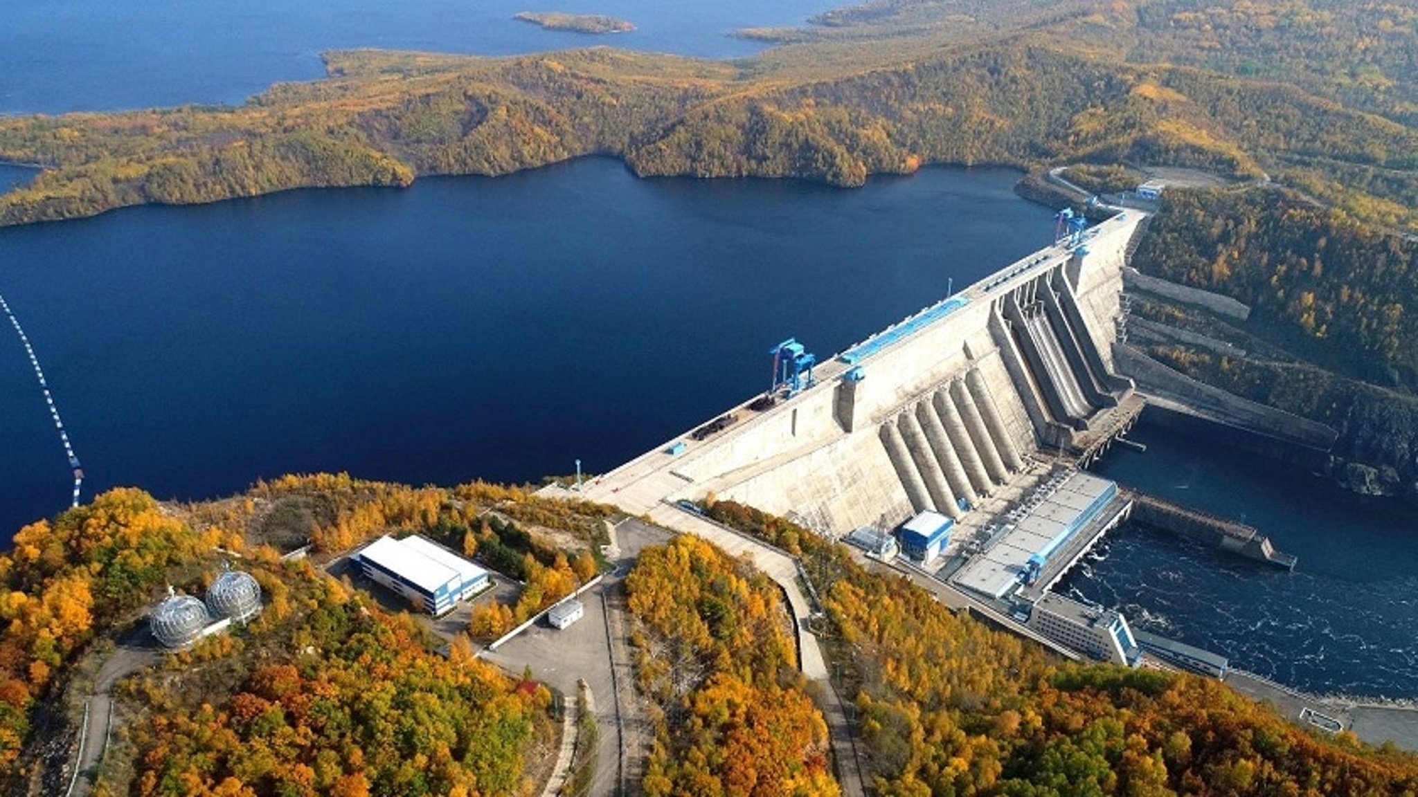 Бурейская ГЭС закрыла затворы плотины – паводок миновал