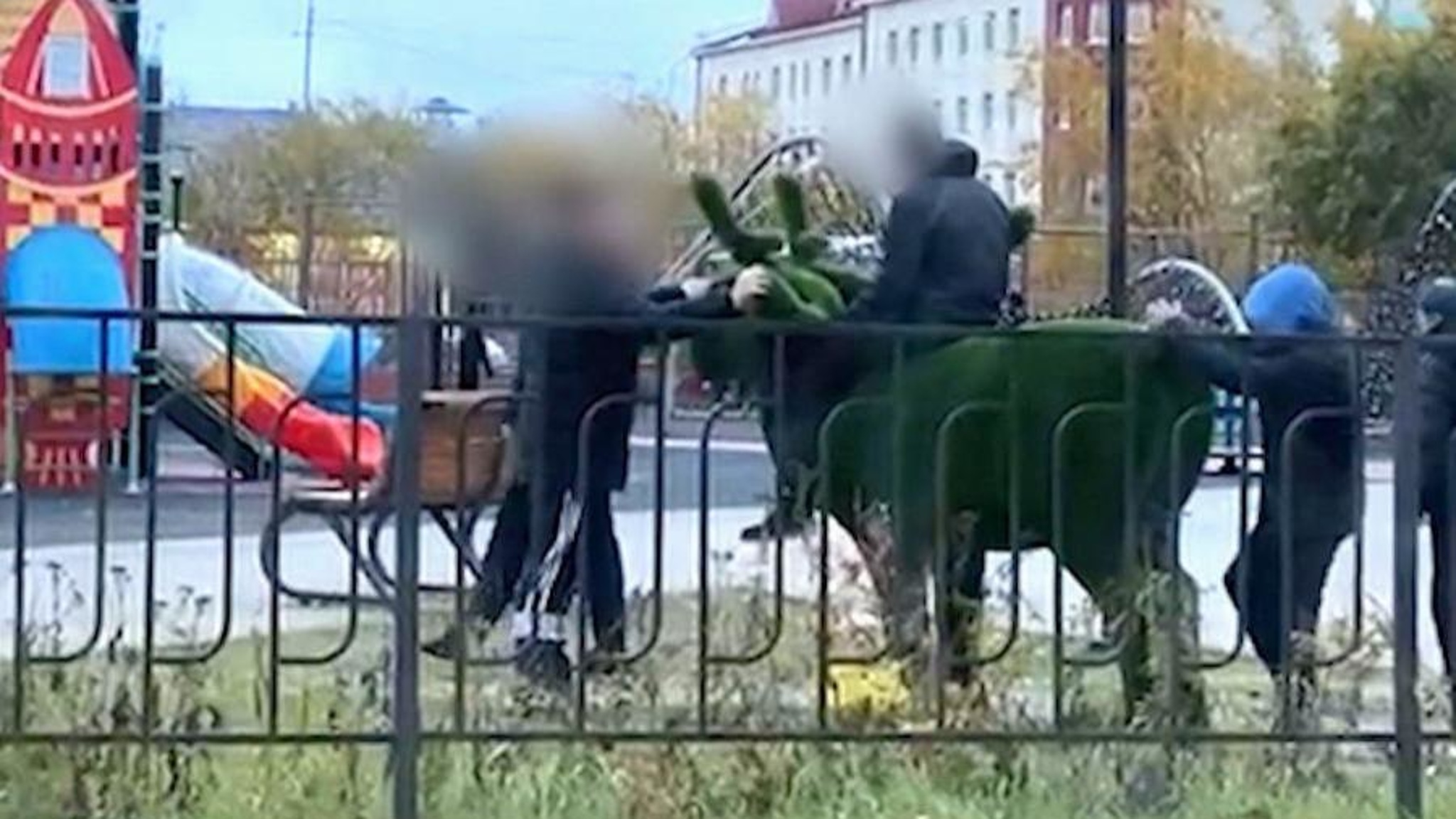 8 уголовных дел возбуждено в Ненецком округе в отношении вандалов, которые разрушили площадки и объекты благоустройства
