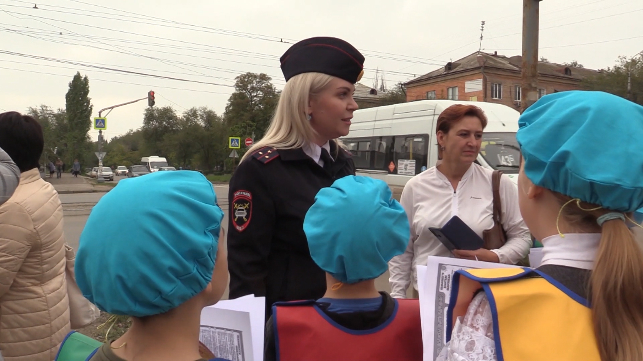 Волгоградским водителям около школы на "детском" языке напомнили ПДД