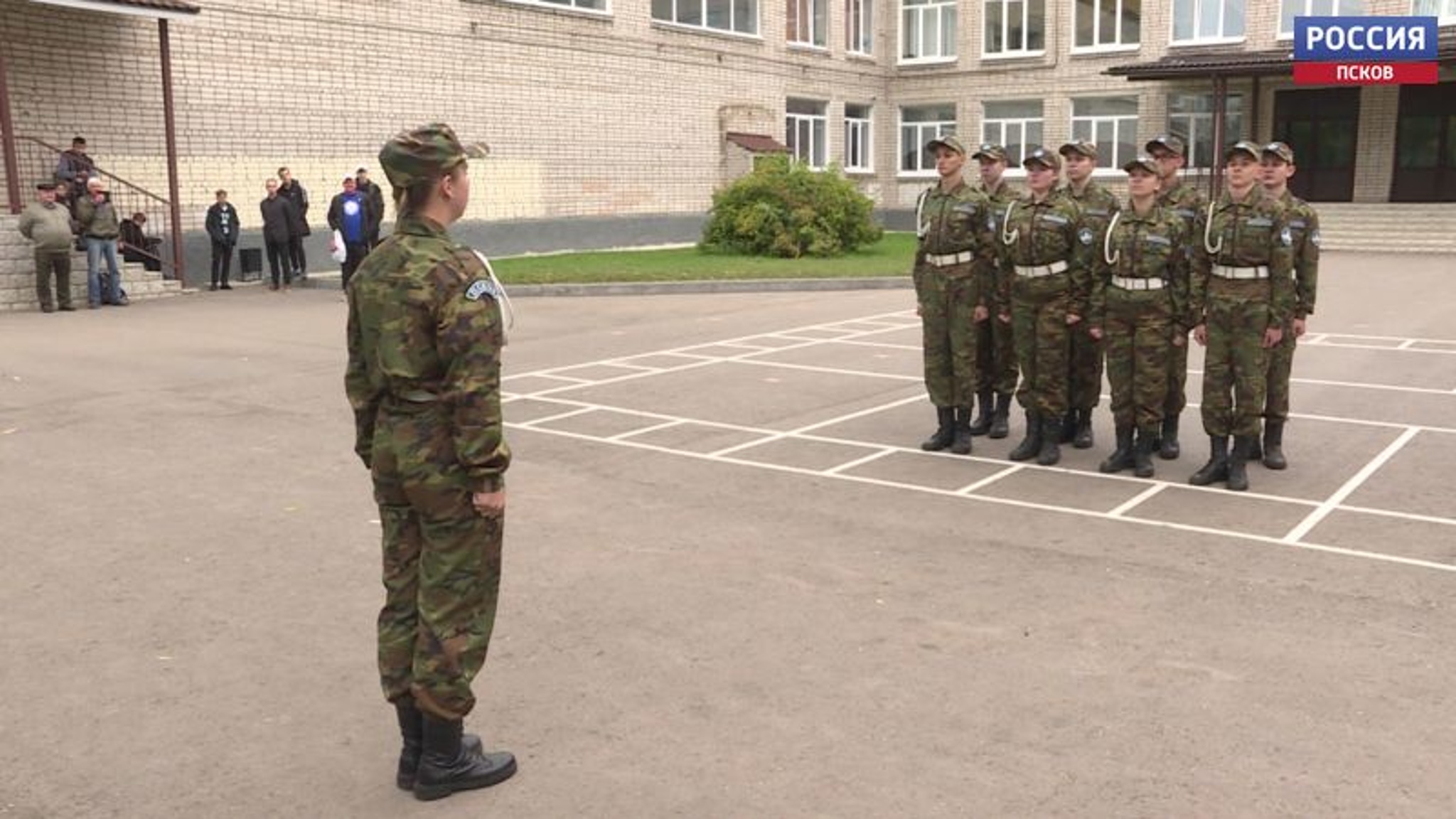 На подготовку было меньше месяца. 15 команд старшеклассников Пскова участвуют в "Зарнице"