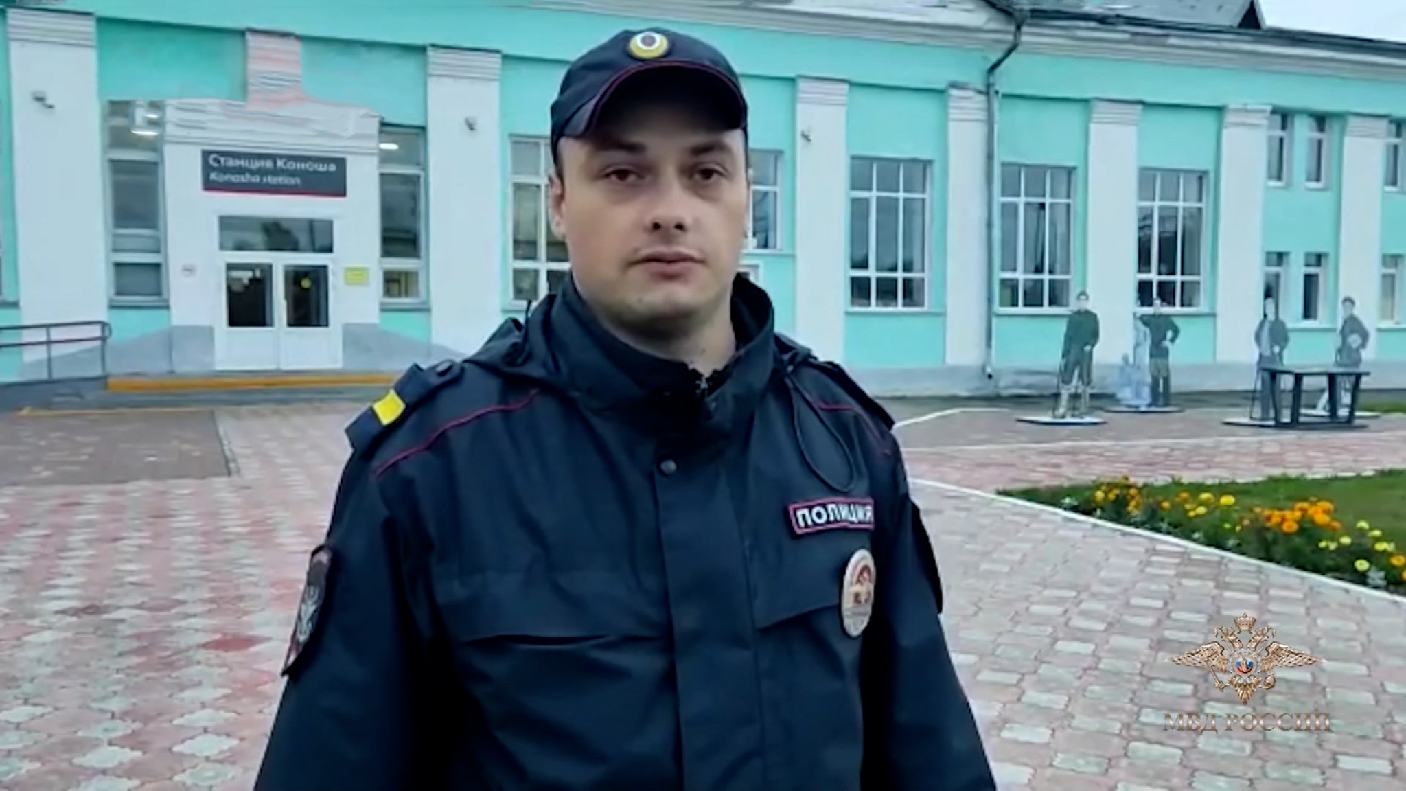 Вытащивший мужчину из-под поезда полицейский получил медаль