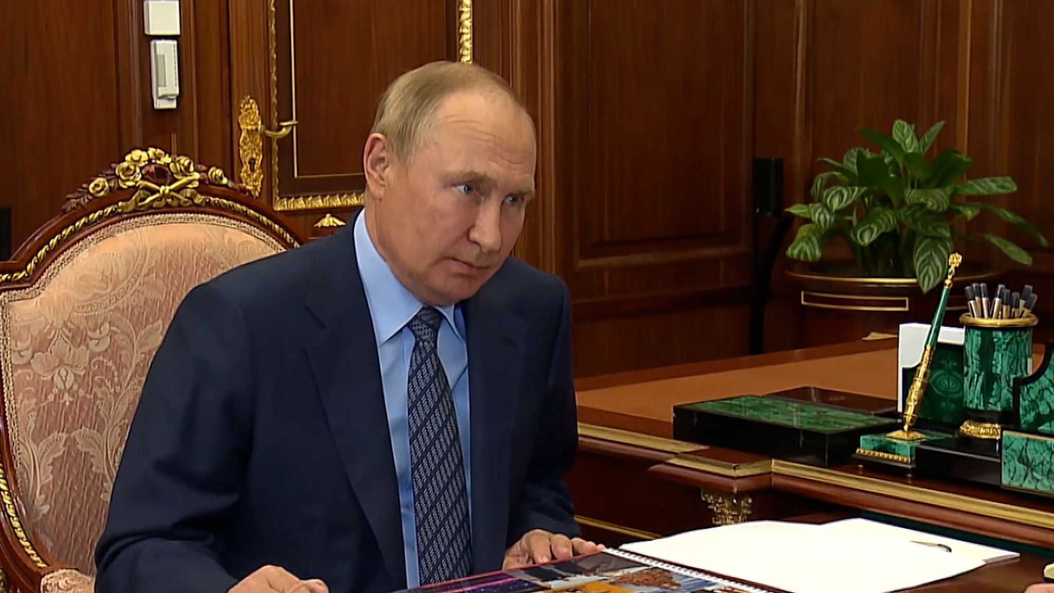 Владимир Путин обсудил региональную социально-экономическую ситуацию с губернатором Волгоградской области