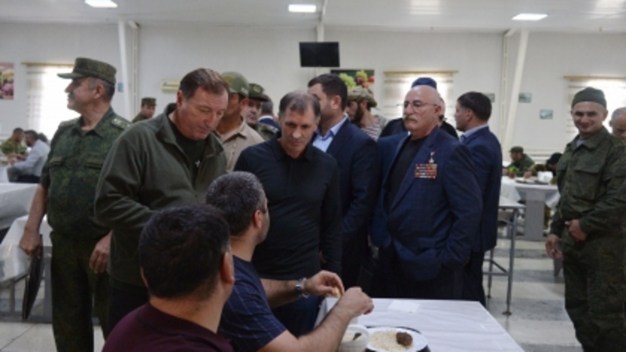Заур Аскендеров посетил сборный пункт временного пребывания военнослужащих по частичной мобилизации в городе Шали Чечне