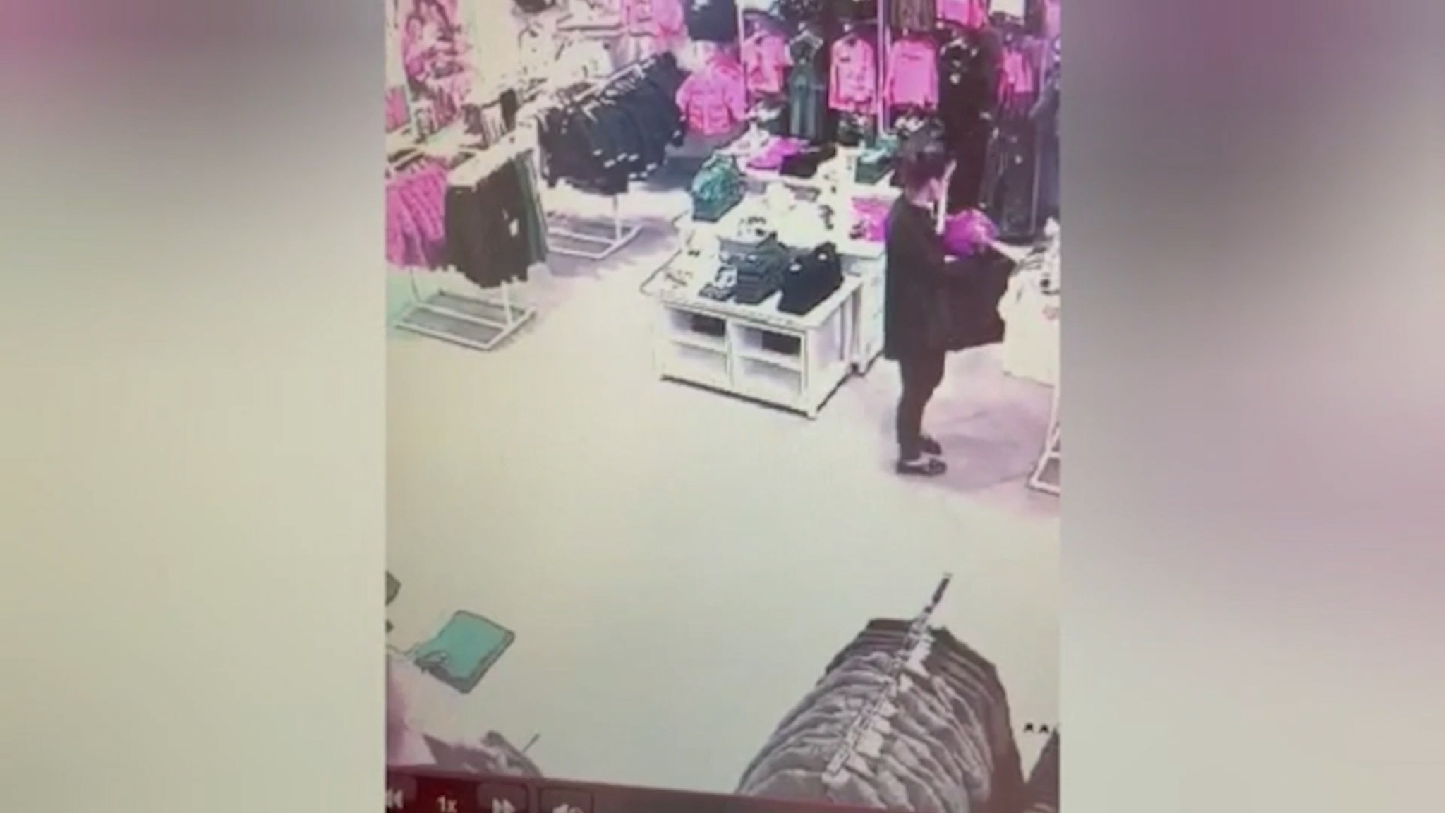 Укравшая одежду волгоградка попала в поле зрения камер видеонаблюдения