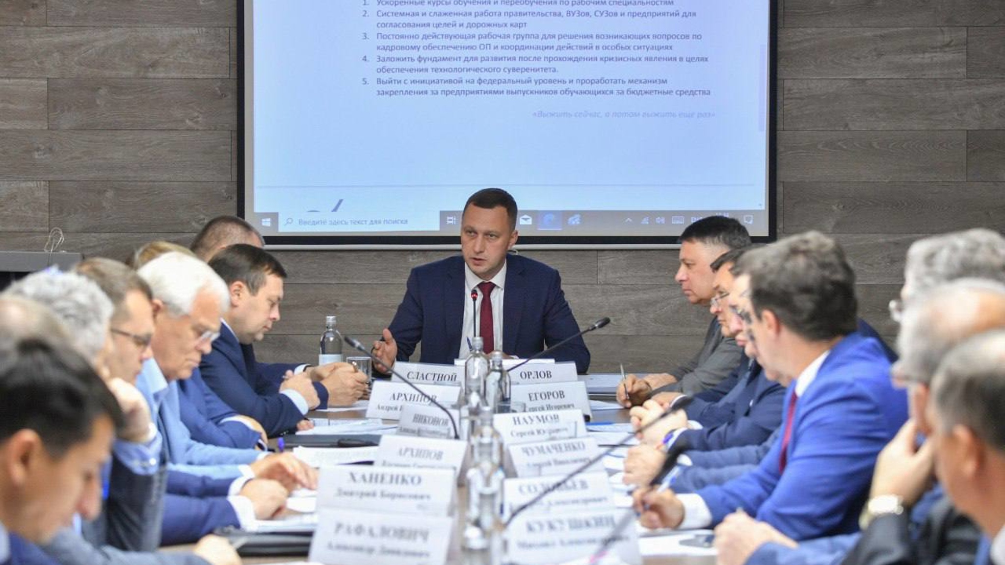 Роман Бусаргин предложил обучать старшекурсников по отдельному плану для работы на саратовских заводах