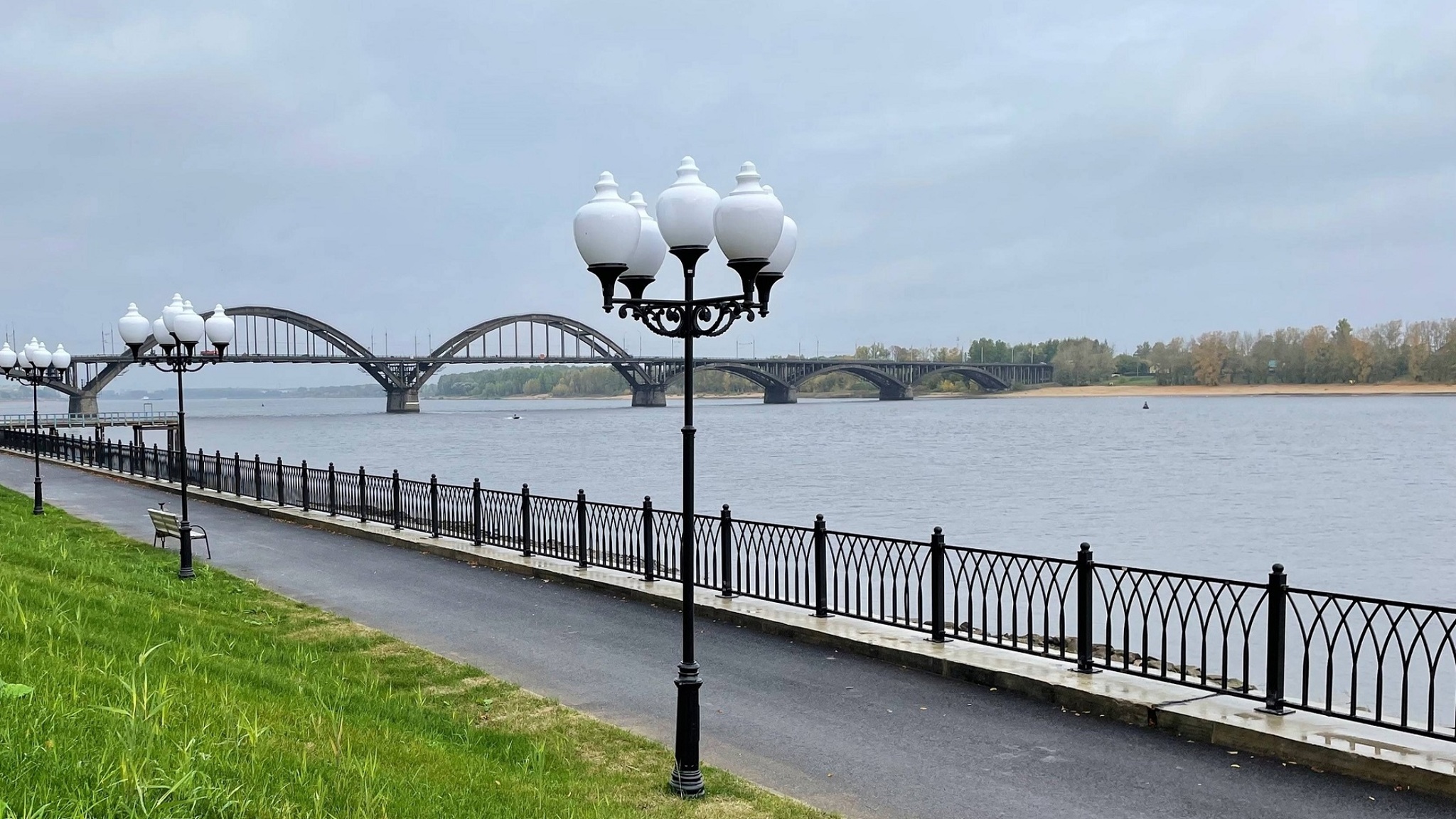 В Рыбинске благоустроили Волжскую набережную в районе Стрелки
