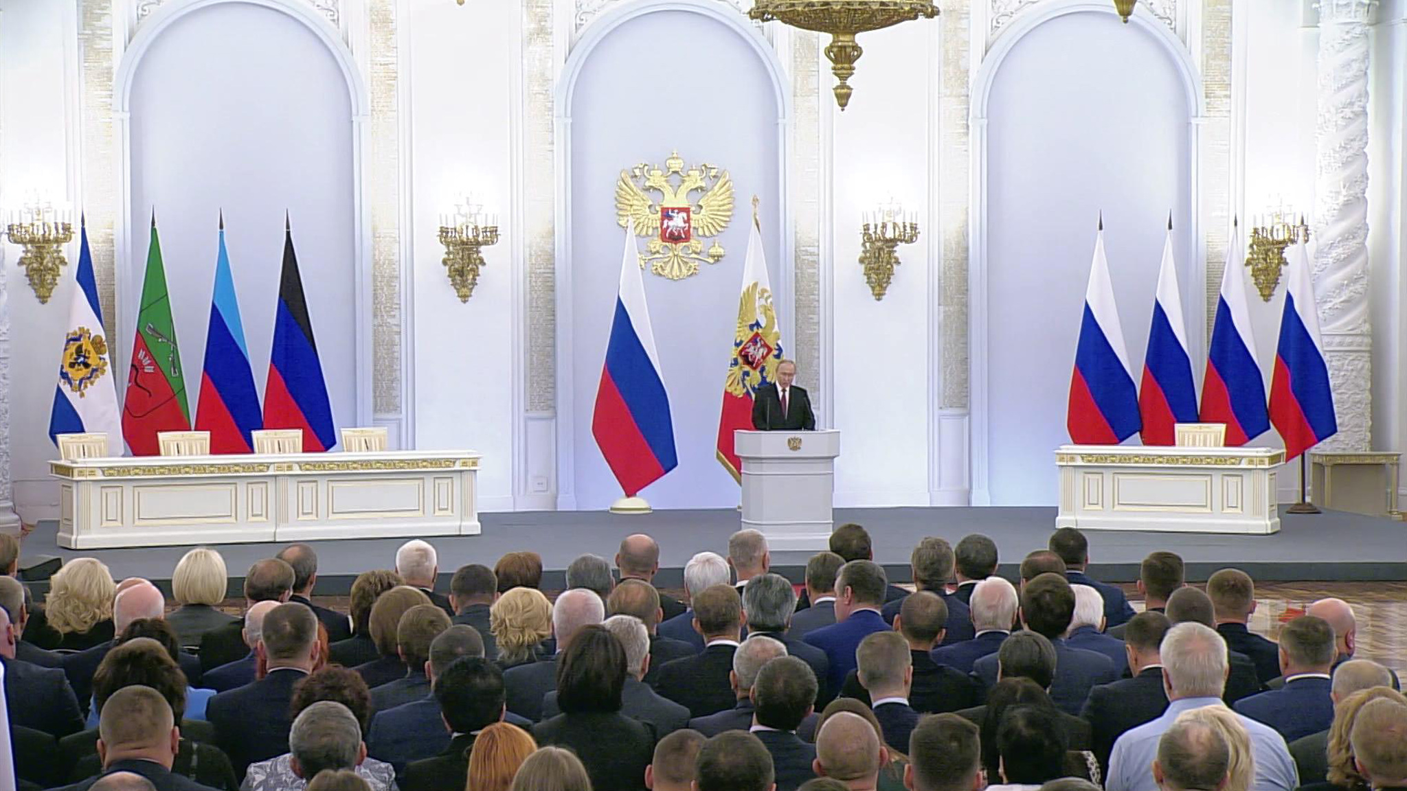 Почему европейцев убеждают меньше есть, реже мыться и потеплее одеваться