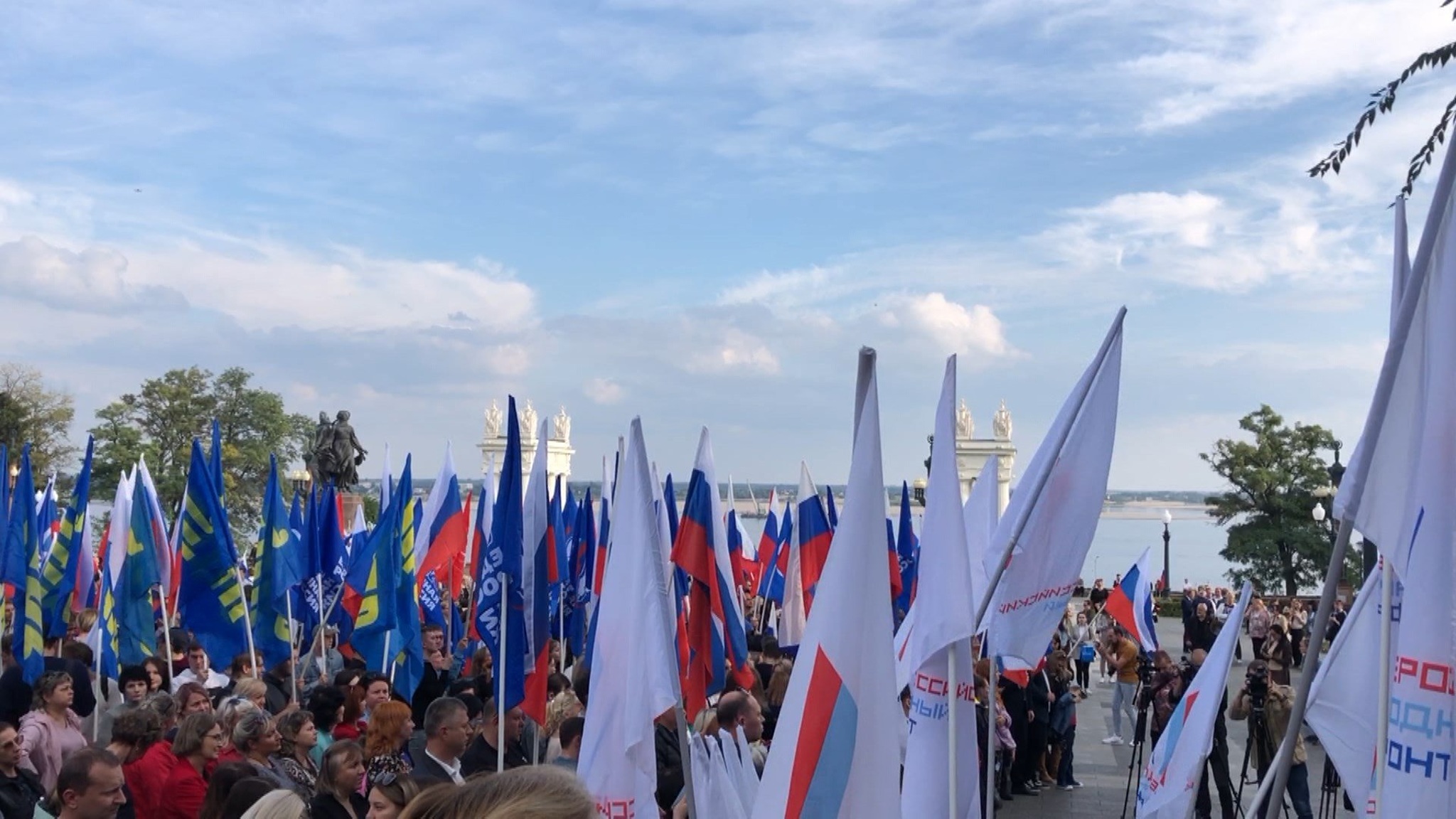 "Дружить и жить вместе": волгоградцы отмечают присоединение территорий