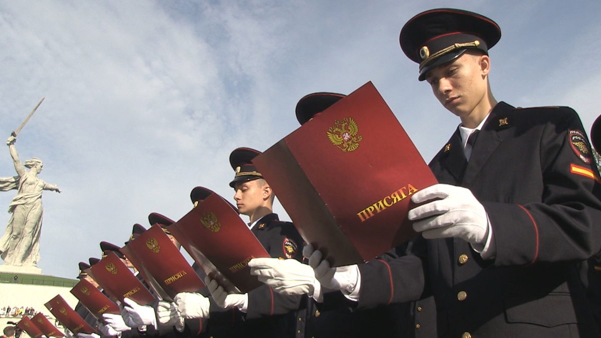 В Волгограде состоялась церемония приведения к Присяге и вручения первых офицерских званий