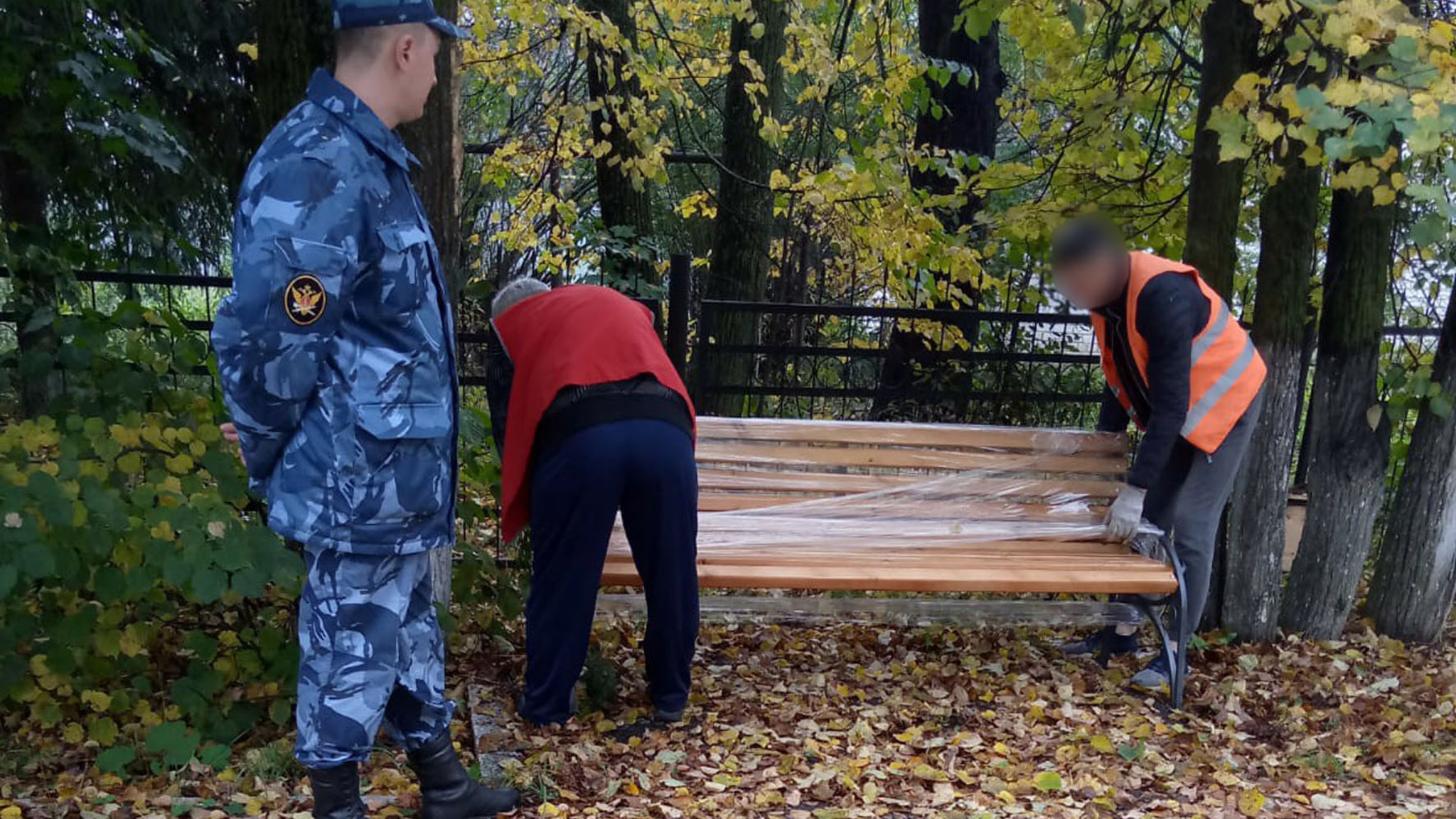Осужденные Марий Эл изготовили скамейки и стеллажи для Медведевской районной больницы