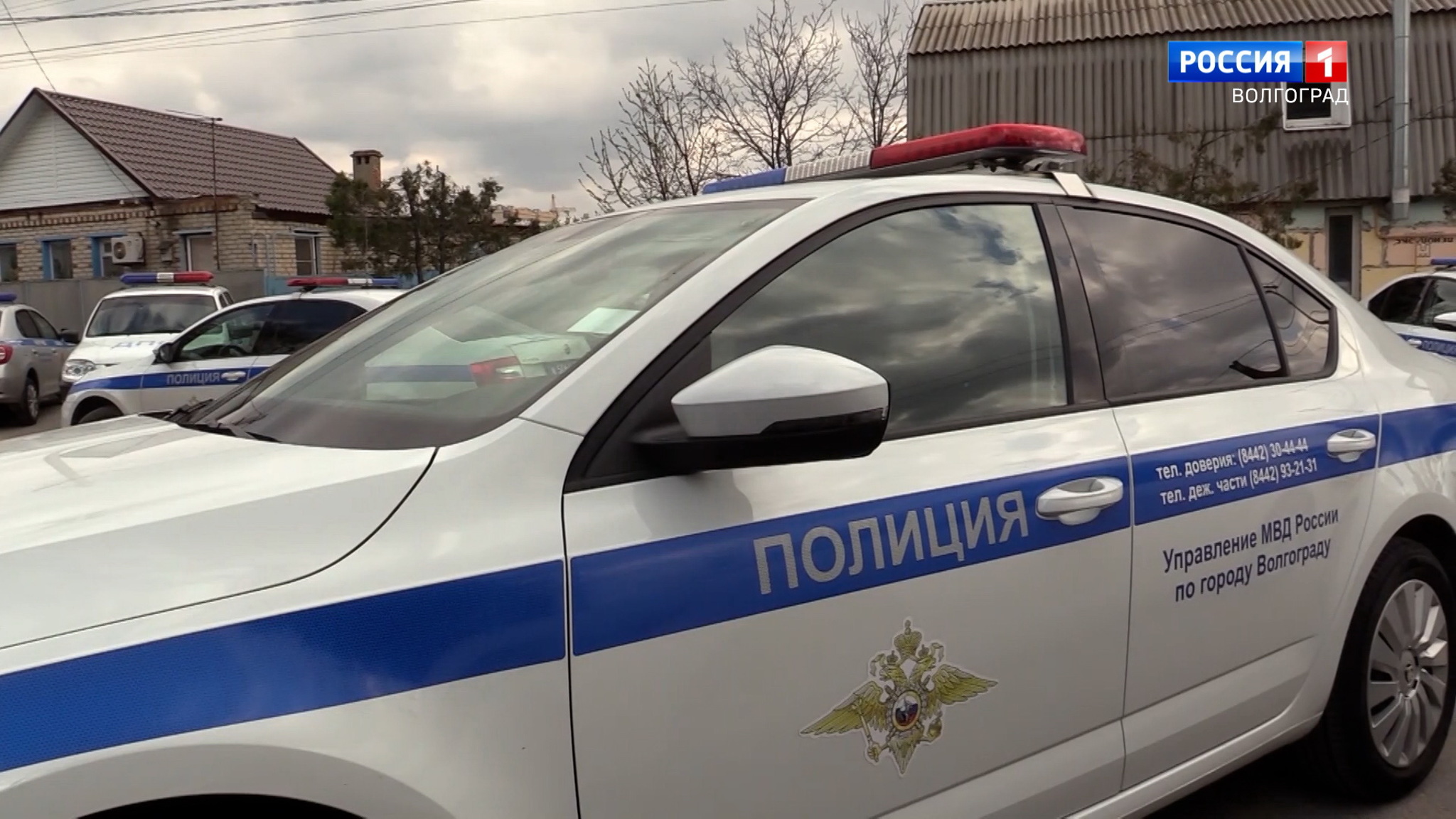 В Волгограде нетрезвый мужчина с ножом в руке испортил шесть автомобилей