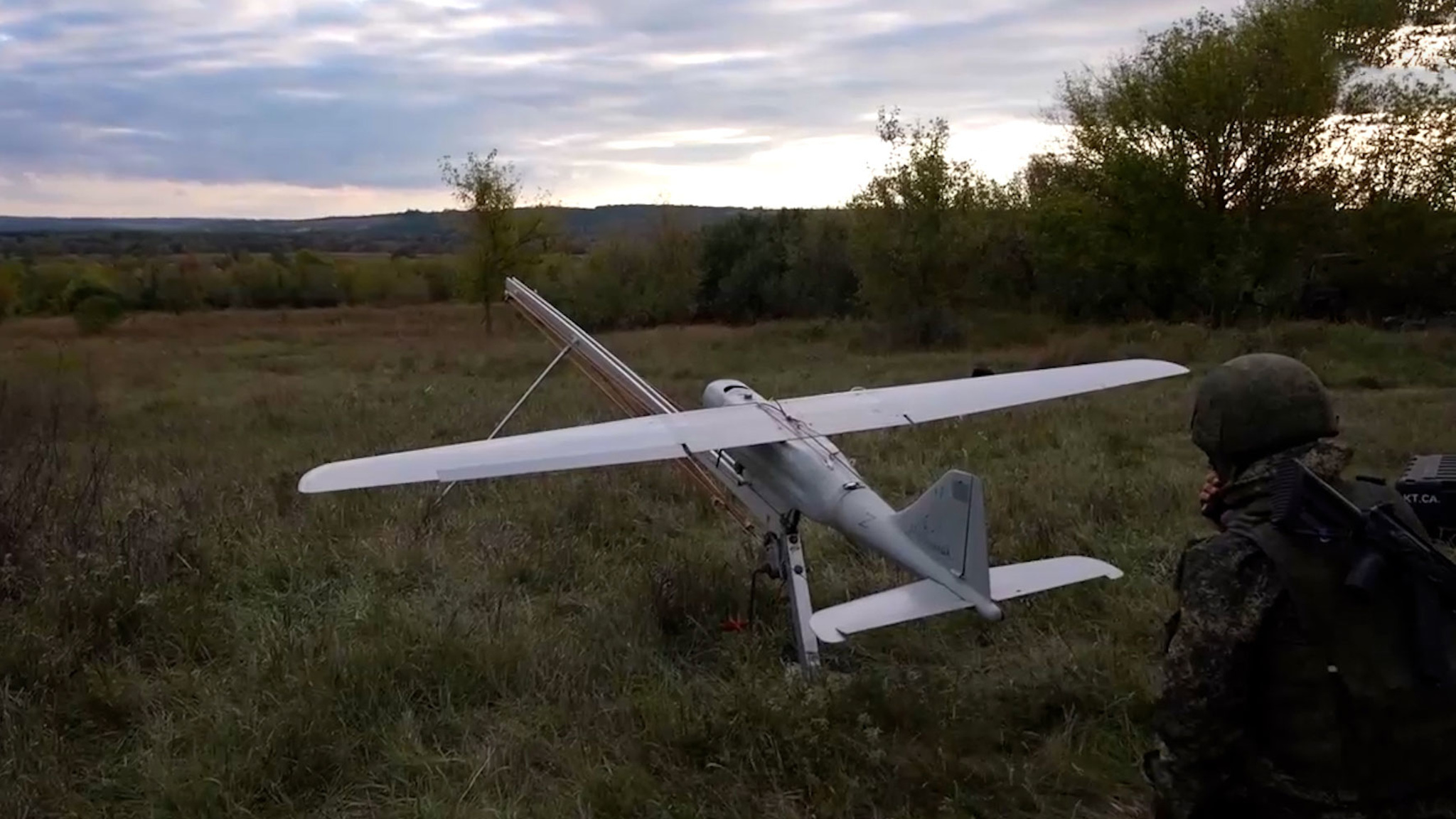 Беспилотники "Орлан-10" ведут разведку для корректировки огня