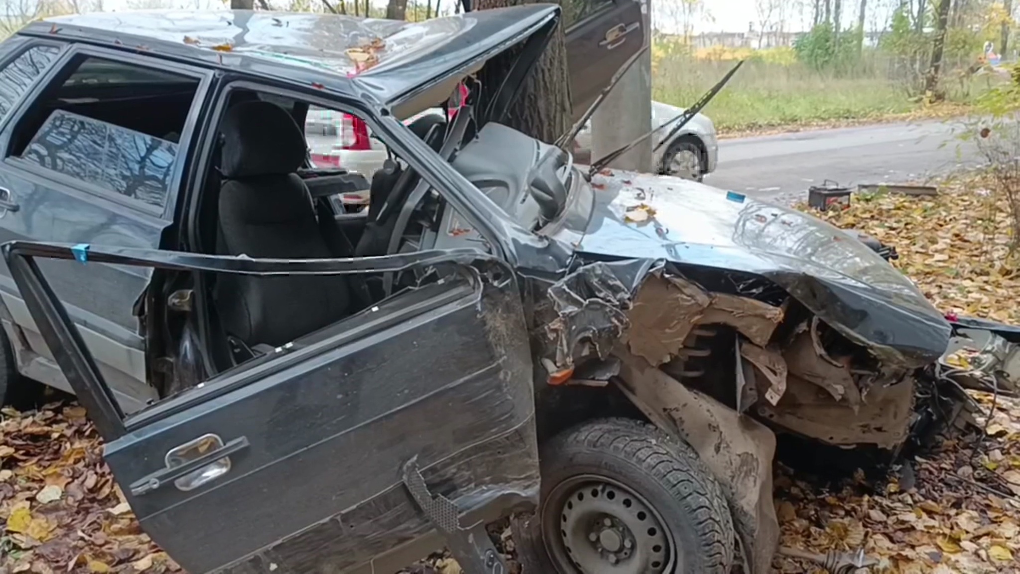 В Ярославле на Пятерке легковушка врезалась в дерево