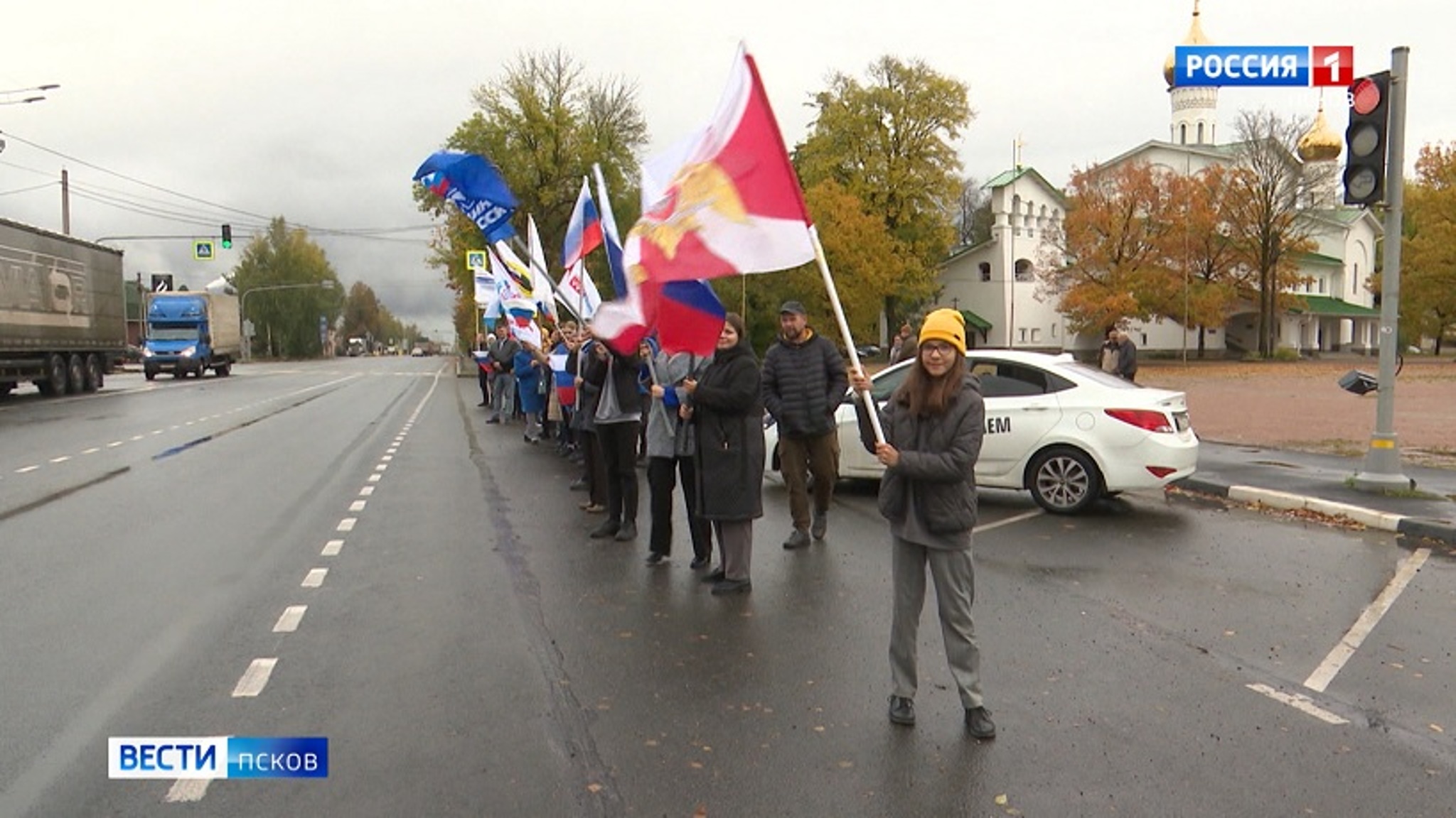 У памятника Красной Армии в микрорайоне Кресты с флагами встречали вернувшихся росгвардейцев
