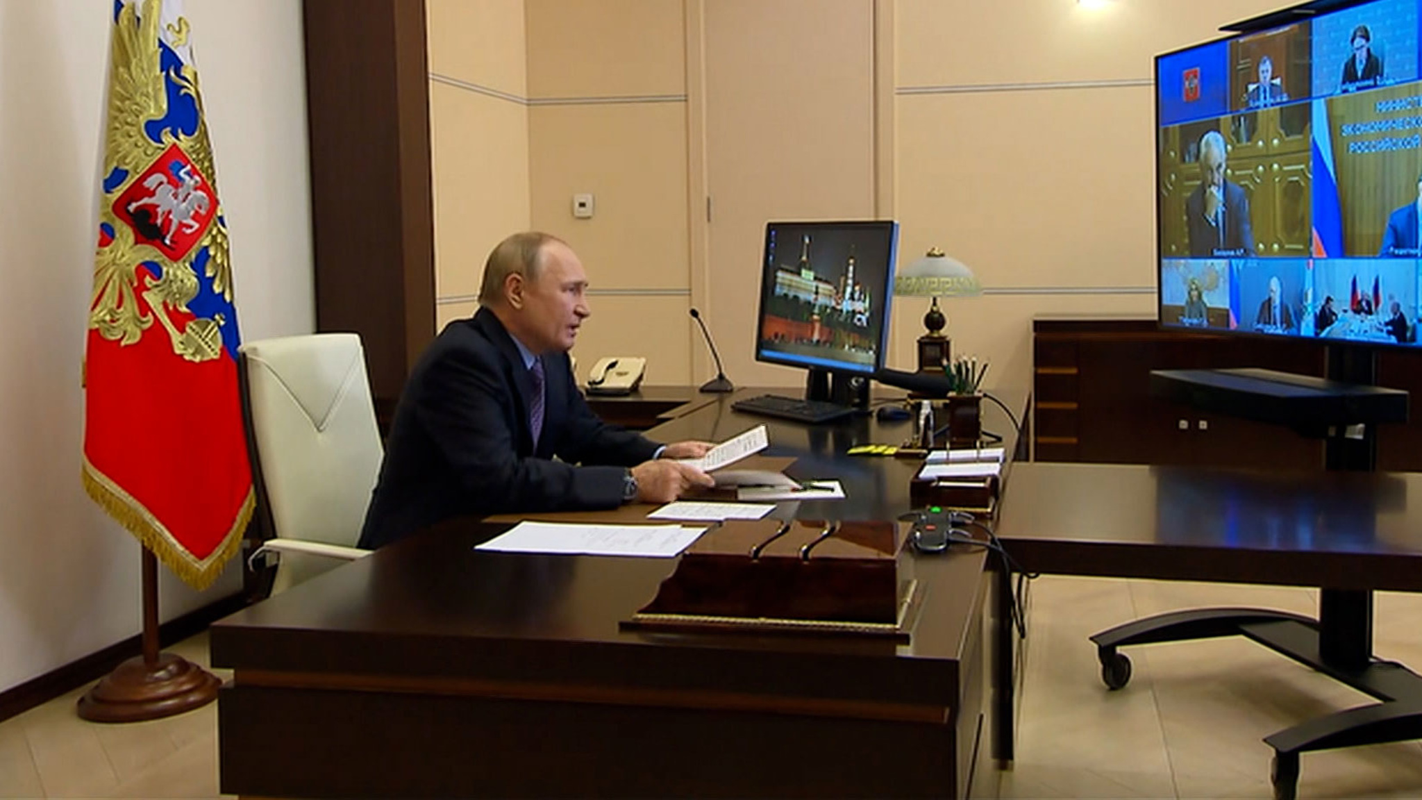 Путин обратил внимание на низкий потребительский спрос