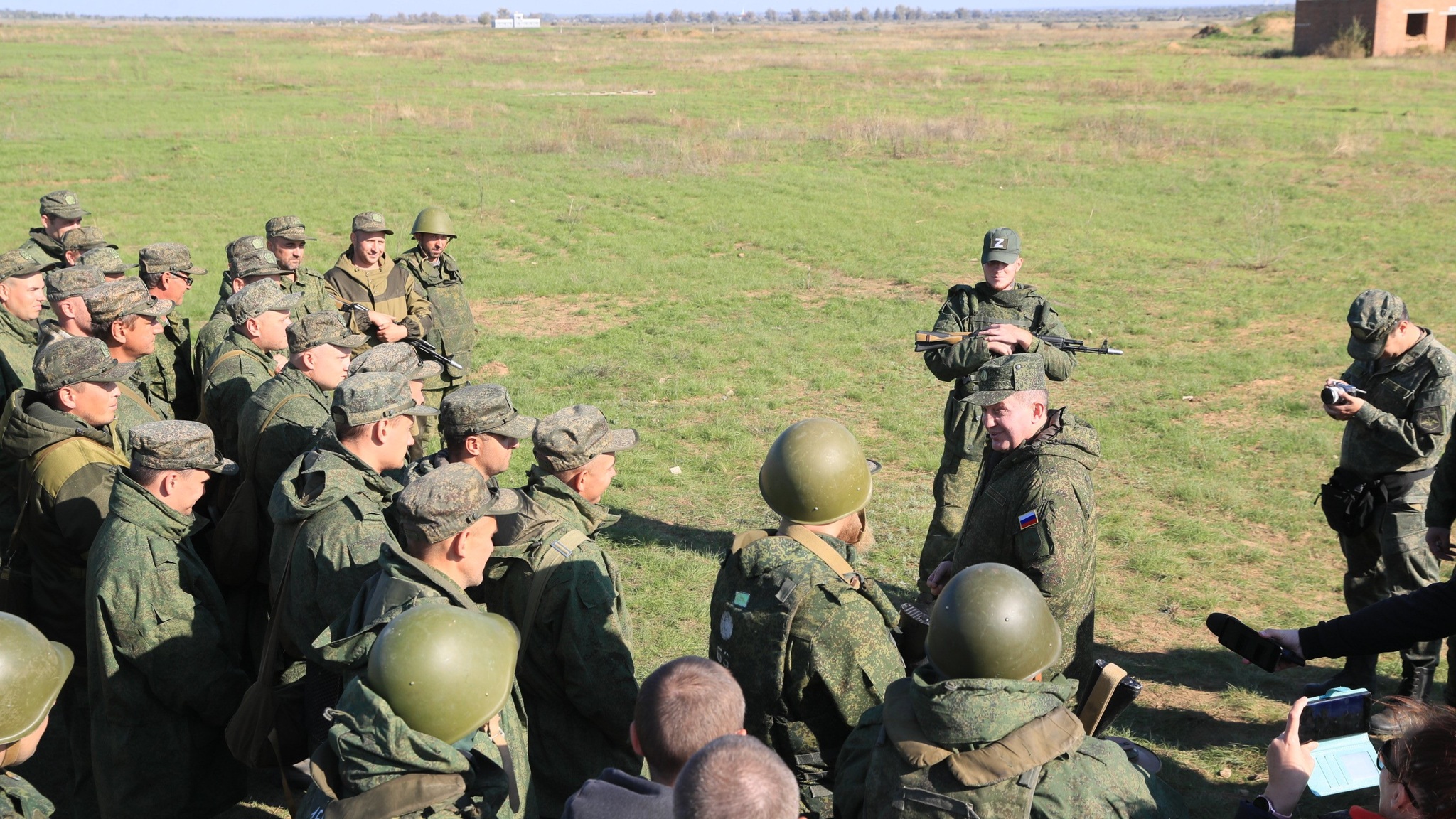 Губернатор Волгоградской области посетил учебный центр для мобилизованных