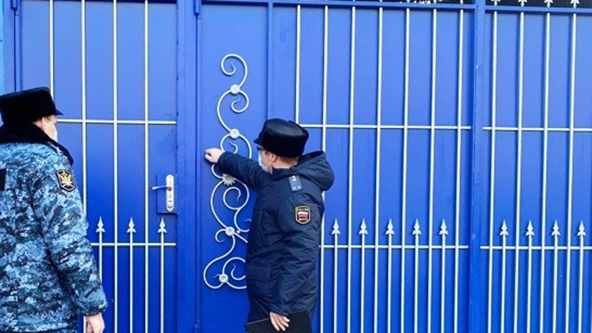 Судебные приставы помогли женщине с детьми вернуть право на проживание в доме