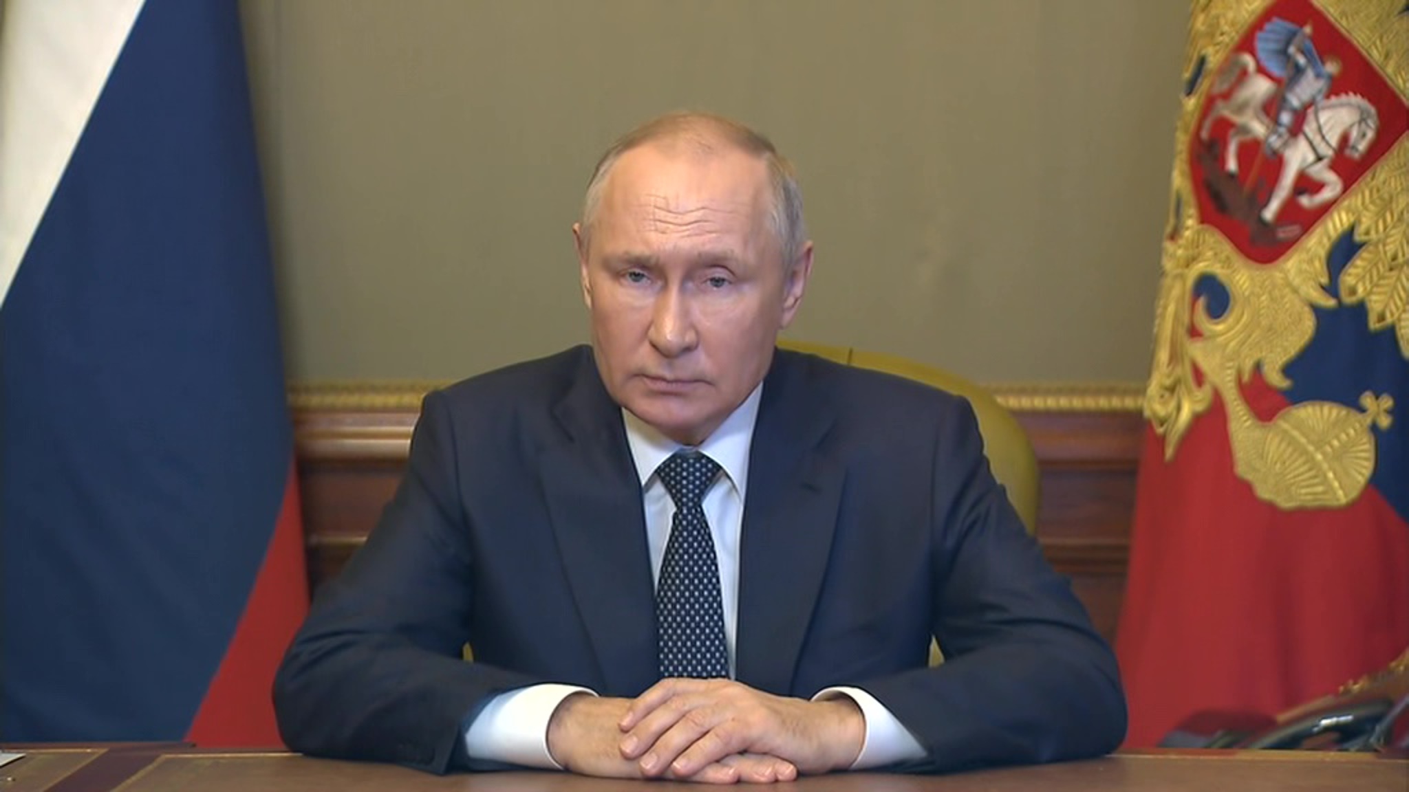Оставлять без ответа преступления Киева невозможно, заявил Путин
