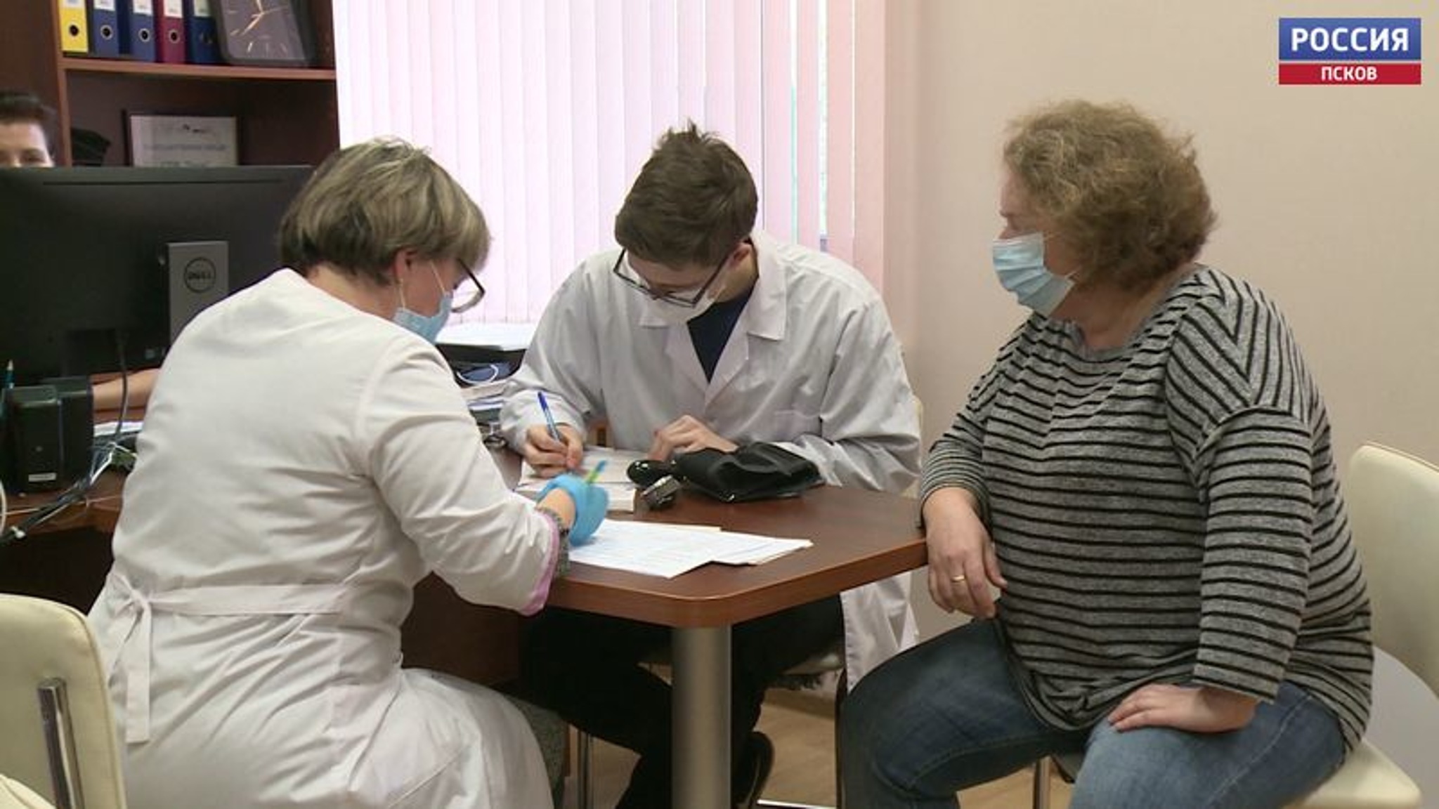 Ежедневно на выездную вакцинацию в Пскове отправляются по три-четыре бригады