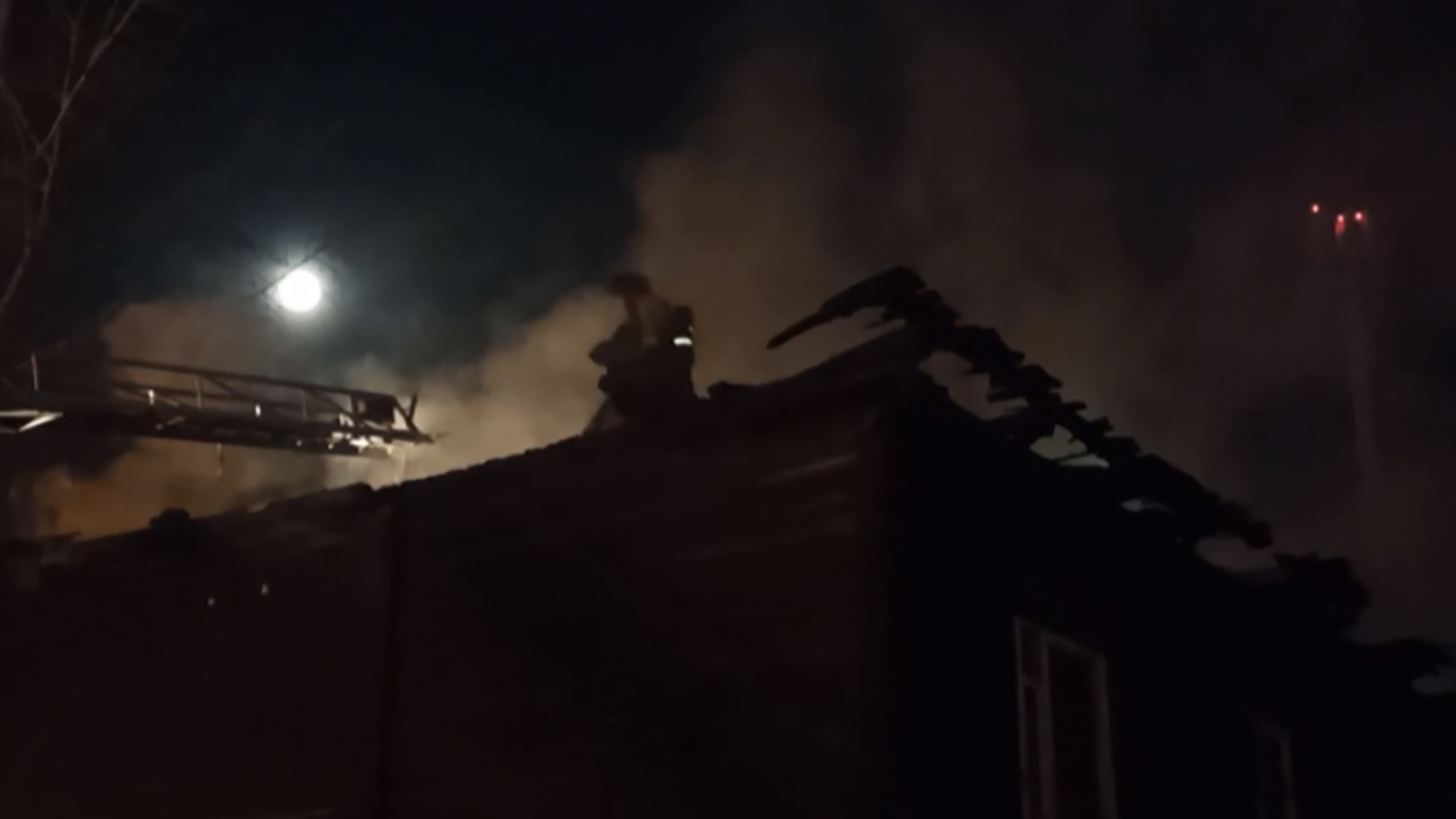 Деревянный дом горел в центре Читы ночью