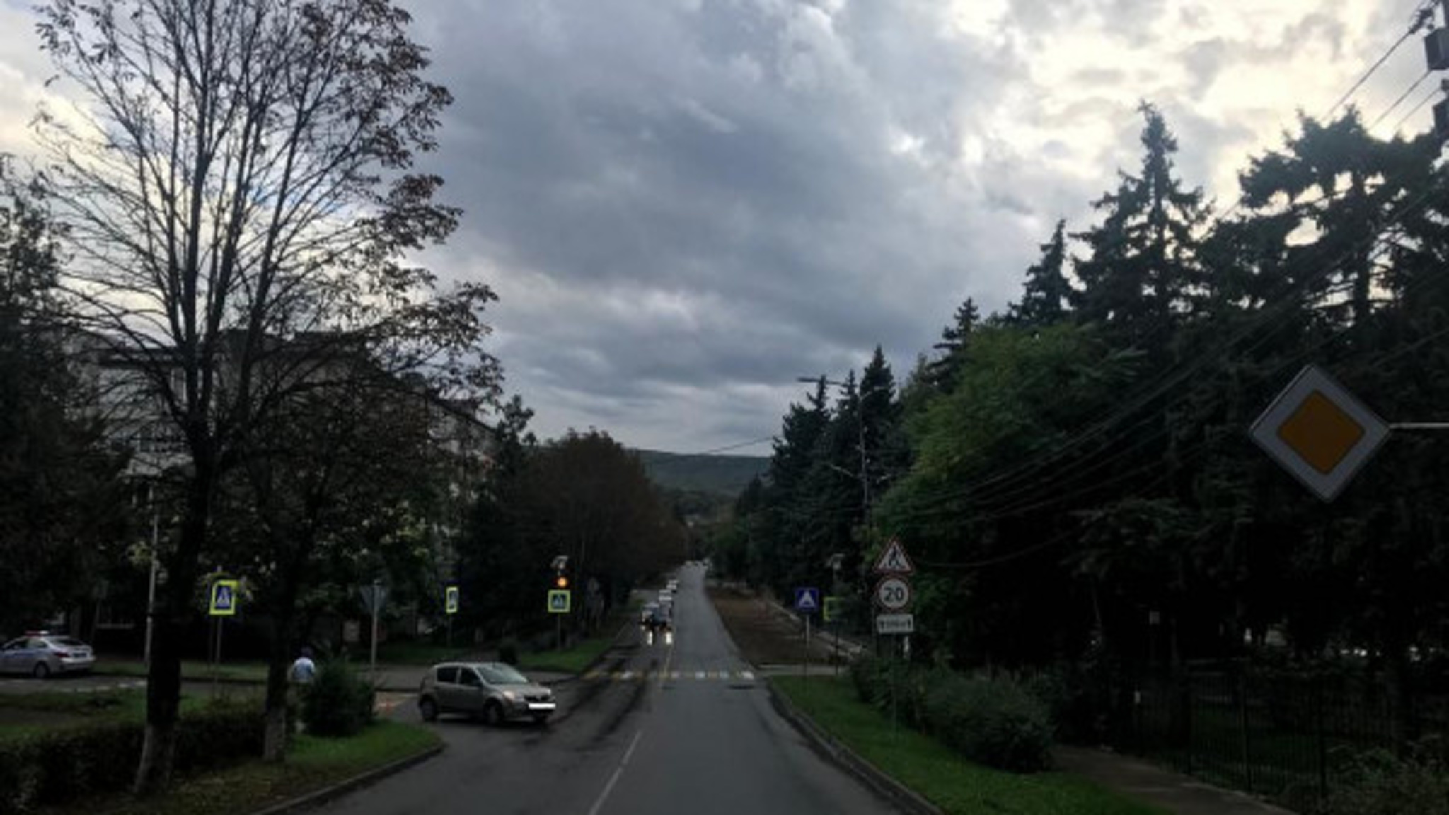 Школьник на самокате попал под колёса иномарки в Железноводске