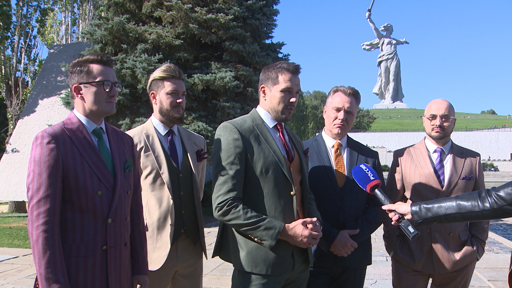 Солисты московской вокальной группы "VIVA" побывали на Мамаевом кургане