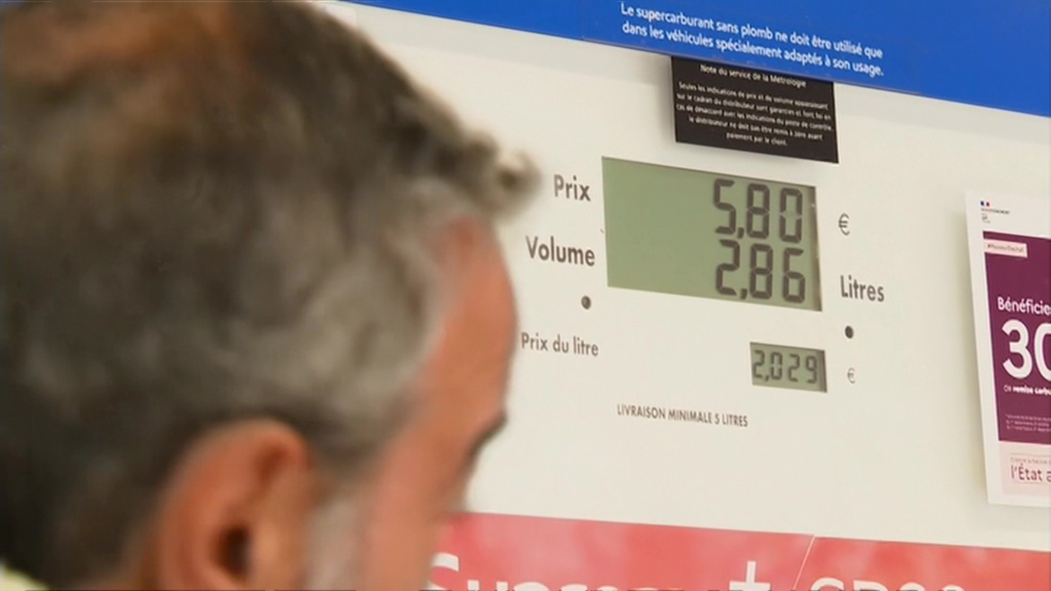 Во Франции протестующие заблокировали нефтеперерабатывающие заводы