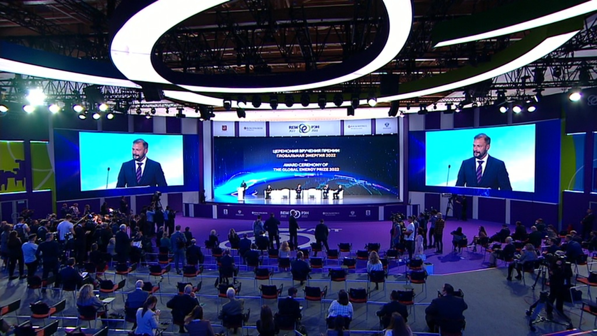 Премию "Глобальная энергия" вручают на "Российской энергетической неделе"