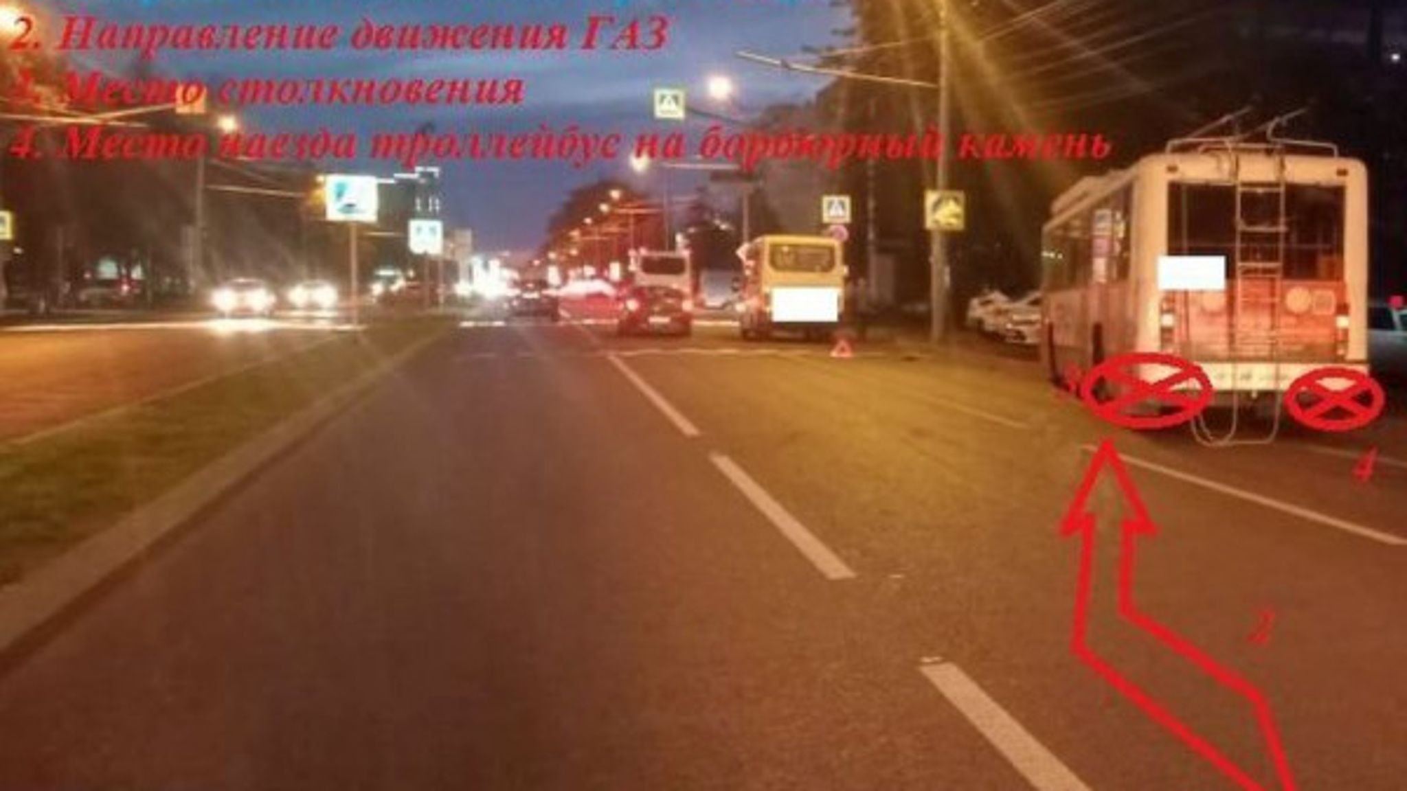 В Ставрополе лихой водитель маршрутного автобуса врезался в троллейбус