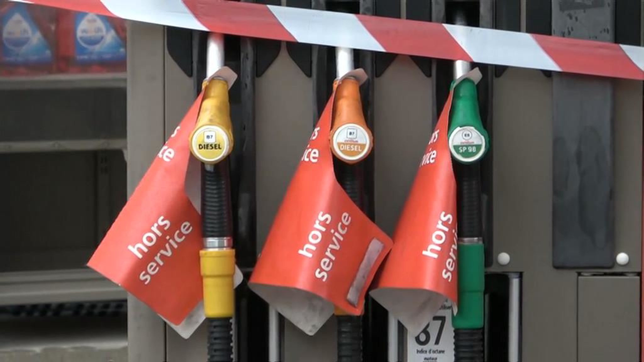 Пять нефтеперерабатывающих заводов во Франции продолжают бастовать