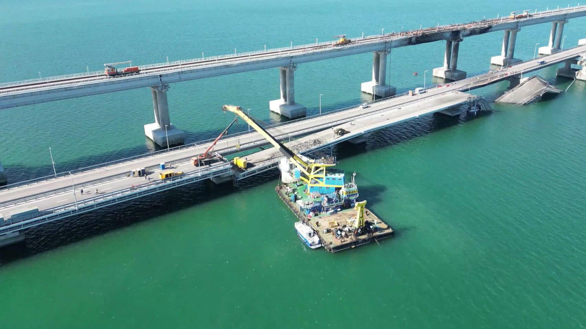 Первые фуры проверены и готовятся выехать на Крымский мост