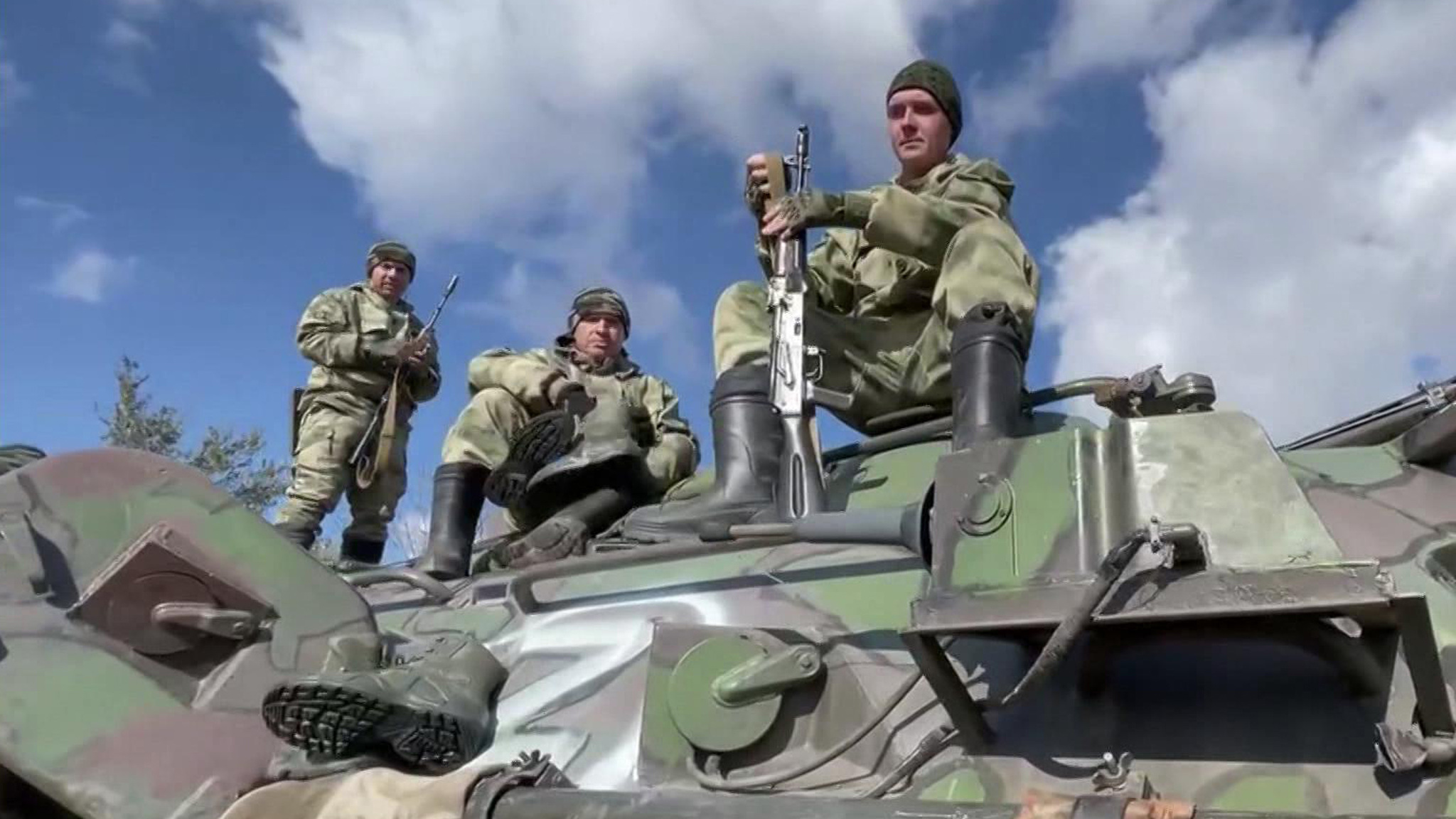 Российские волонтеры помогают обращать боевые трофеи против противника
