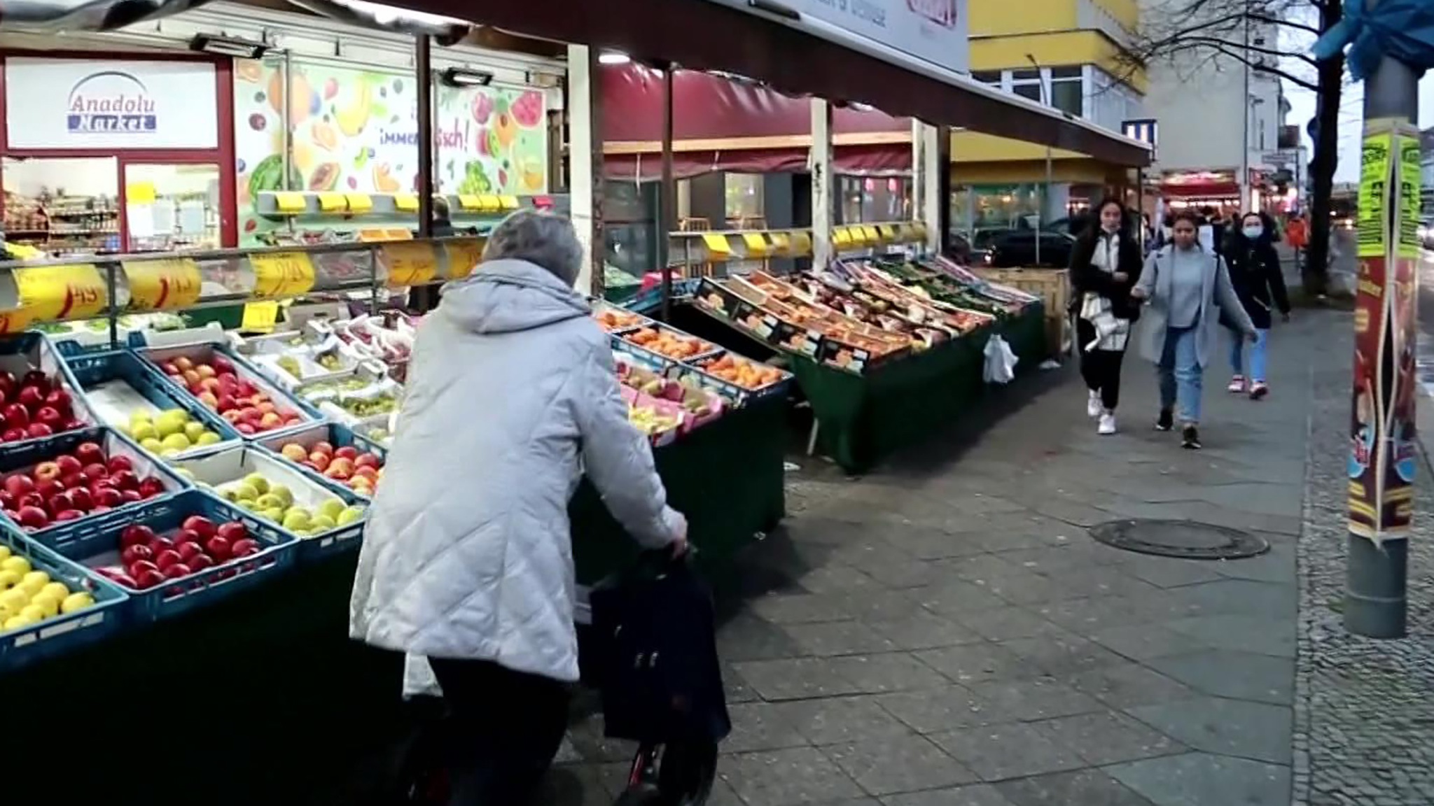 Кто и как зарабатывает на катастрофе европейцев