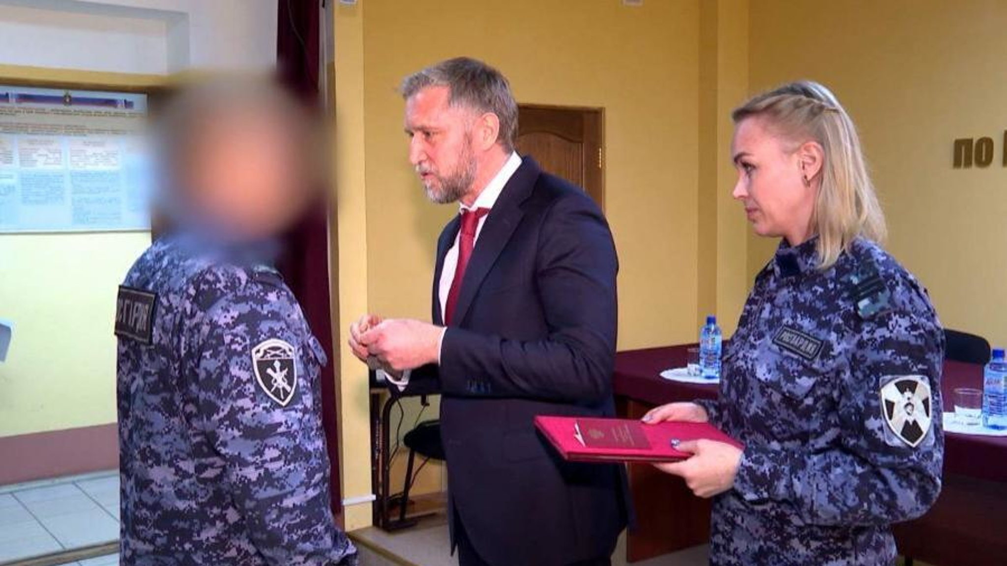 В НАО бойца Росгвардии наградили за участие в специальной военной операции