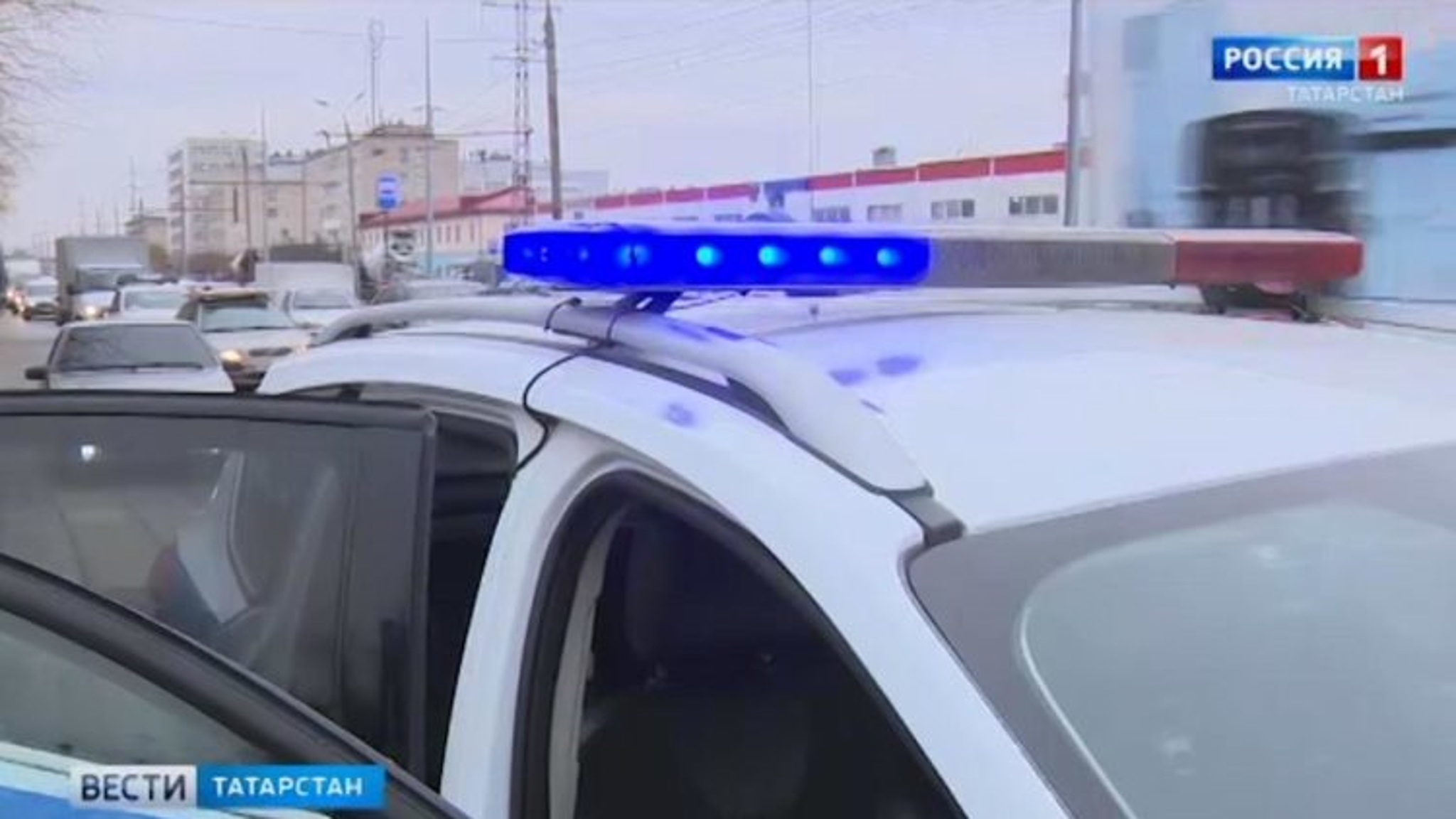 В Казани бездомный попал под колеса, переходя дорогу в неположенном месте