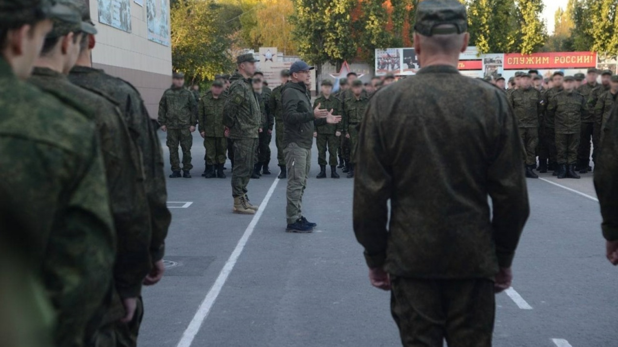 Глава Удмуртии проверил условия пребывания мобилизованных в Саратовской области